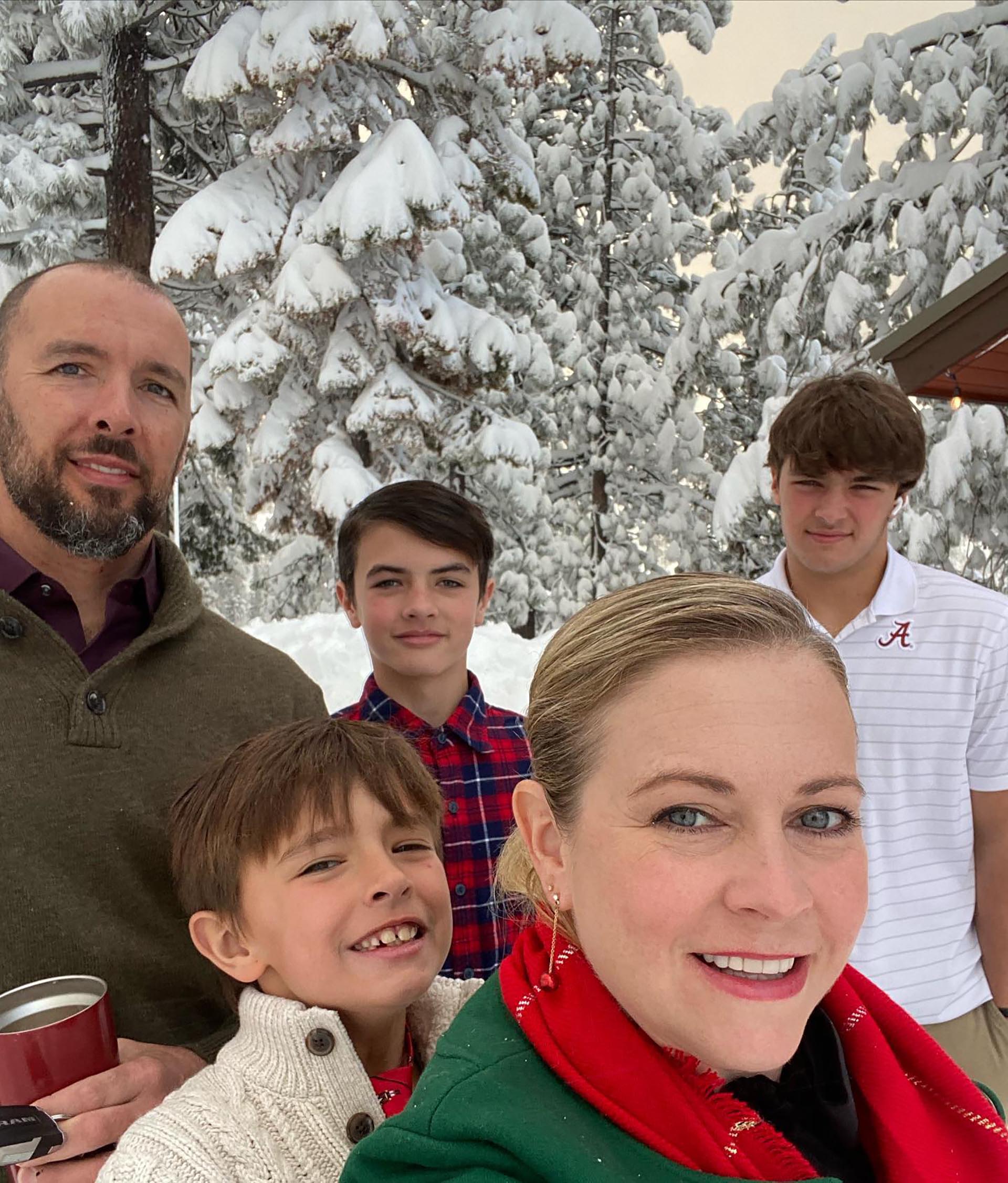 Melissa Hart con su pareja y sus hijos, en una Navidad (Foto: Instagram)