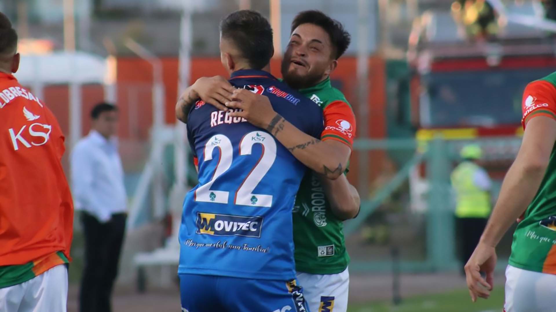 Leandro Requena se abraza con uno de sus compañeros de Cobresal tras anotar un gol de arco a arco.