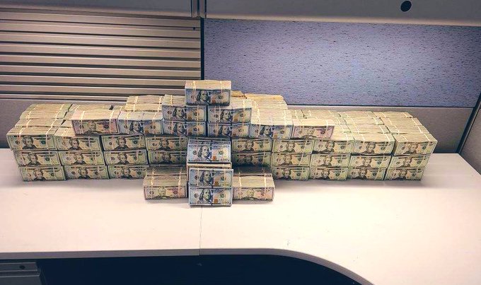 A principios de abril del 2020, los agentes de la DEA confiscan USD 1.7 millones en ganancias de narcóticos (Foto: Twitter/DEALOSANGELES)