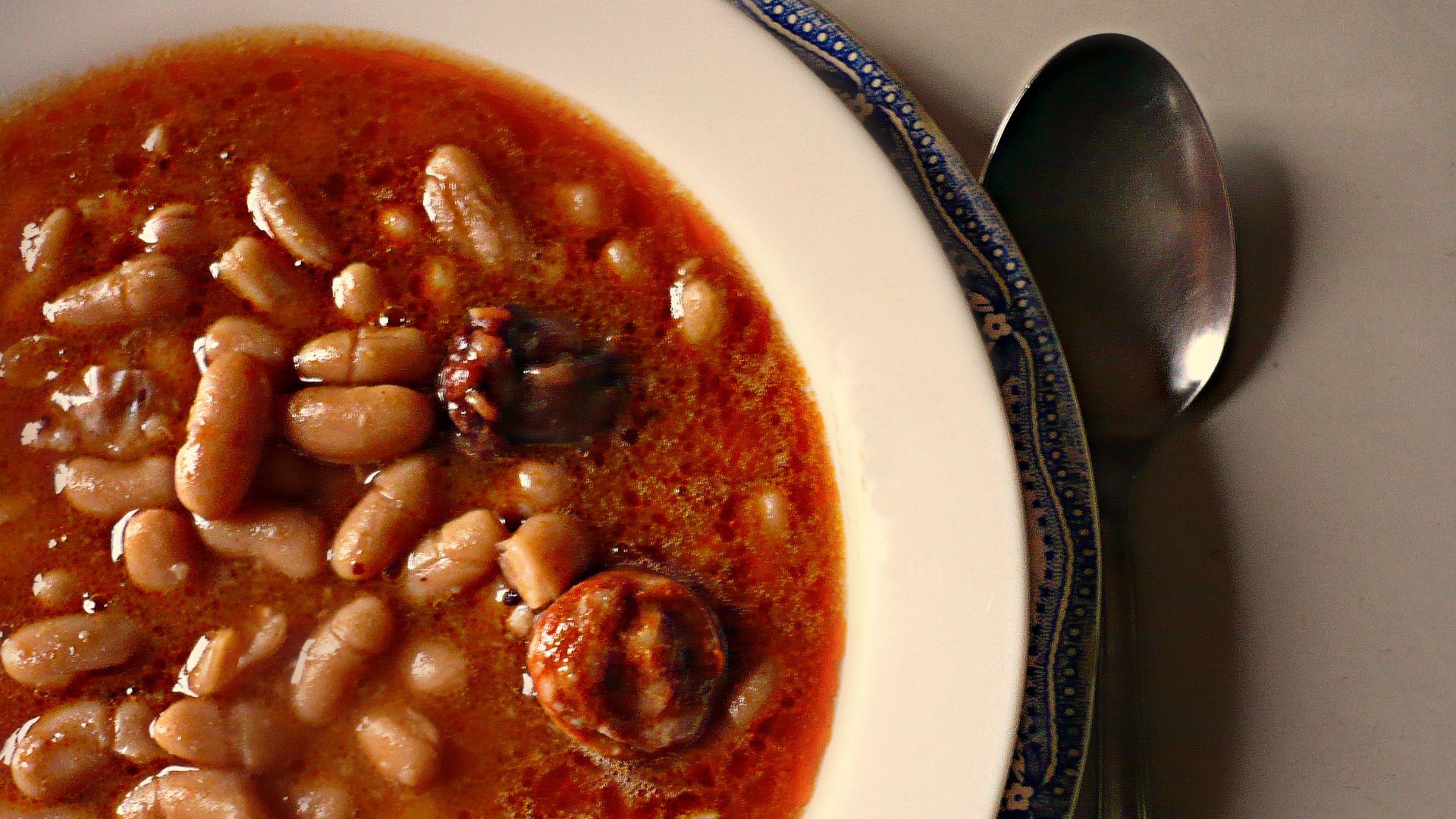 La primera receta documentada de fabada asturiana, escrita por Emilia Pardo Bazán: “Si el asturiano fuese rey, comería morcilla con fabes”