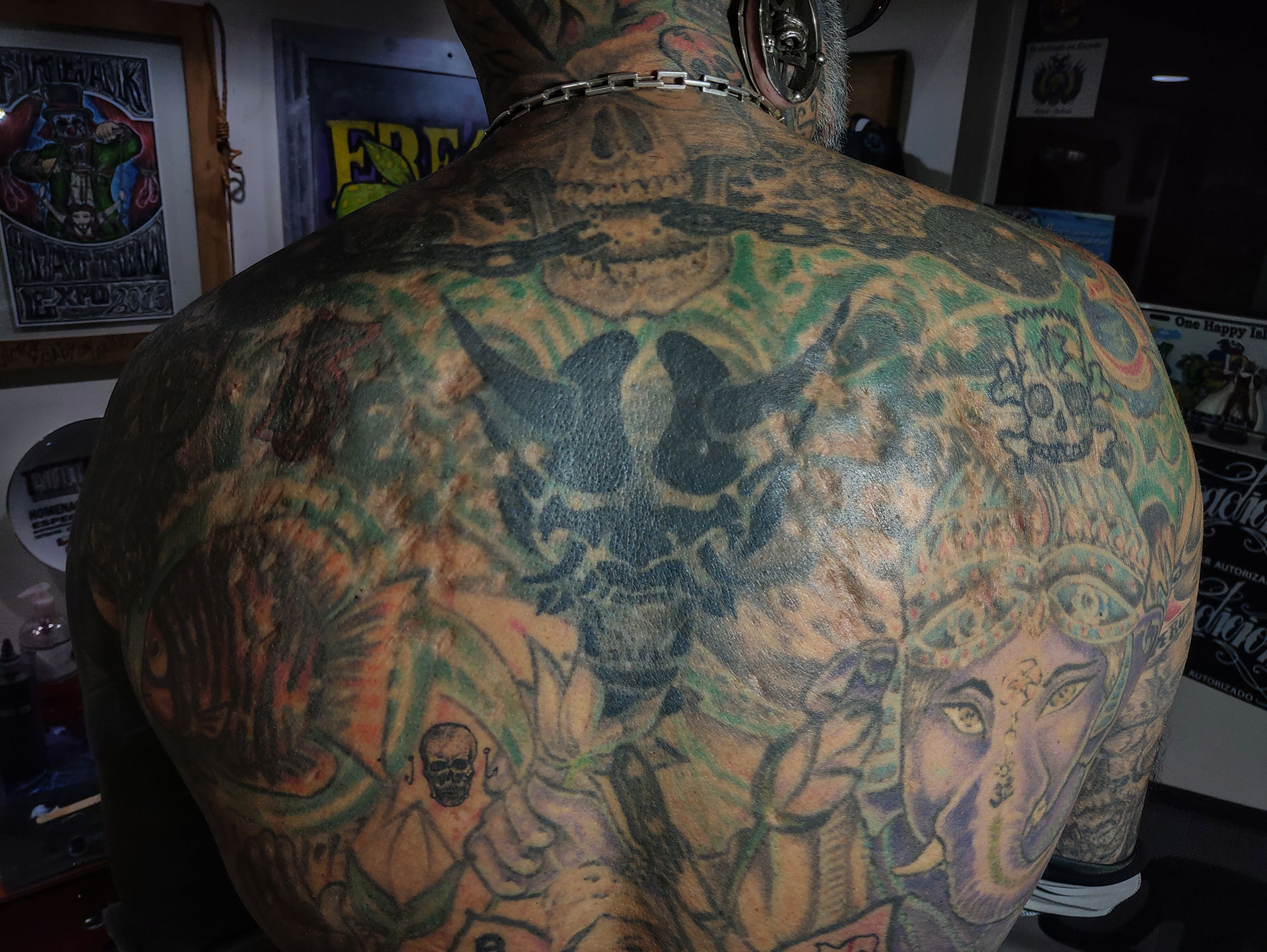 La espalda de Víctor, marcada por los cientos de tatuajes y las perforaciones en su piel provocadas por sus shows de suspenciones corporales. Foto: Matías Arbotto