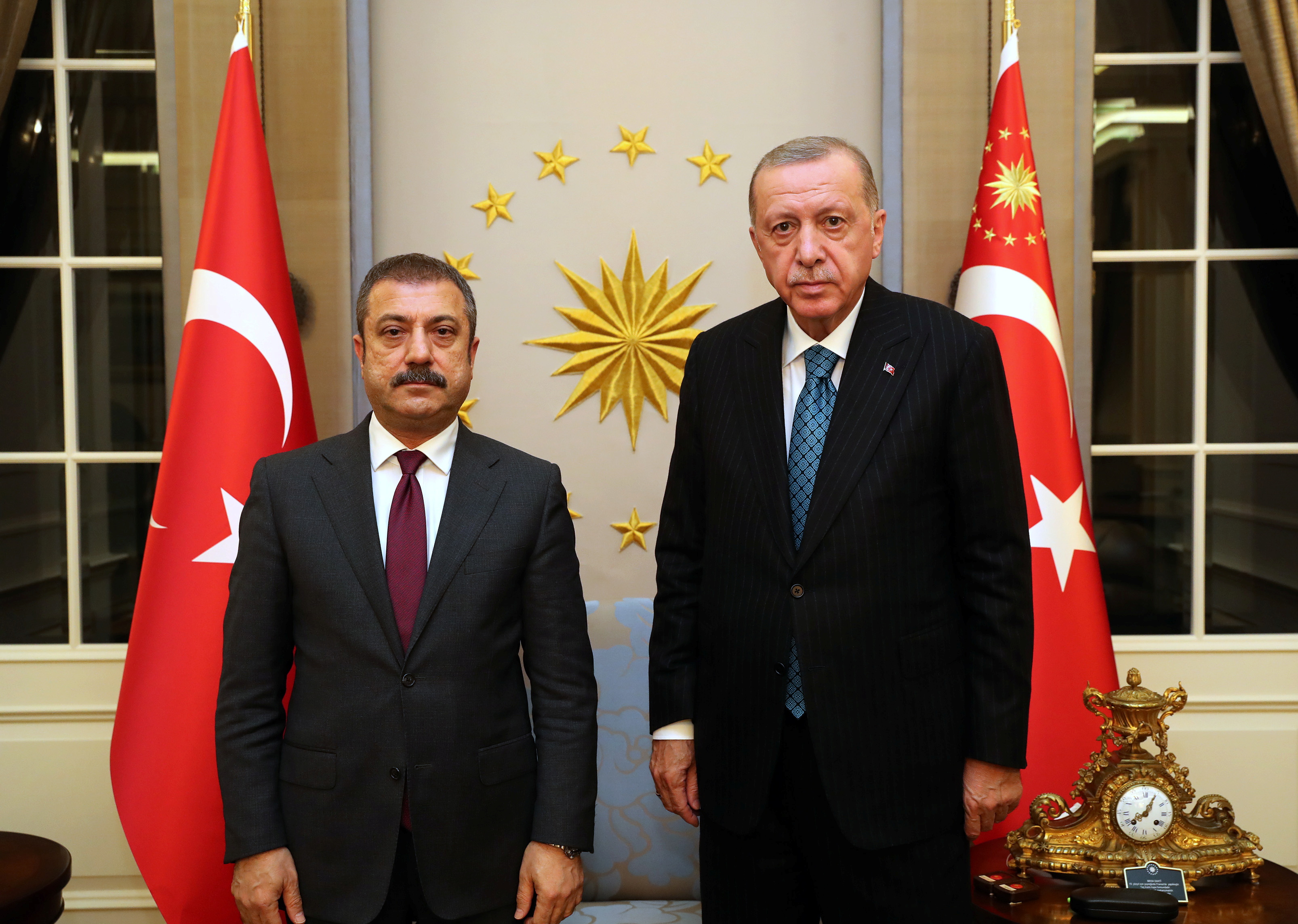 Erdogan durante un encuentro con el gobernador del Banco Central turco Sahap Kavcioglu en octubre de 2021. (Murat Cetinmuhurdar/Presidencia turca/REUTERS)