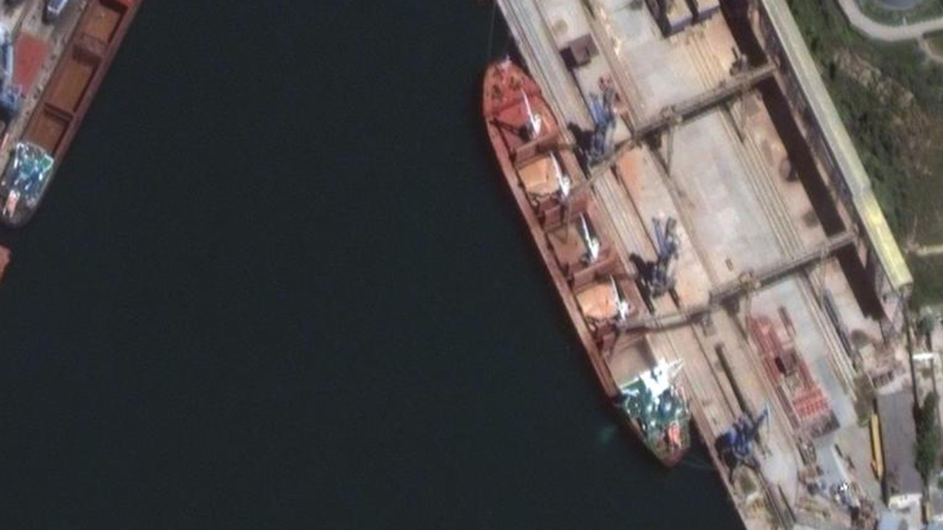 Le immagini satellitari mostrano come le navi russe stanno caricando grano nel porto di Crimea (Maxar Technologies)
