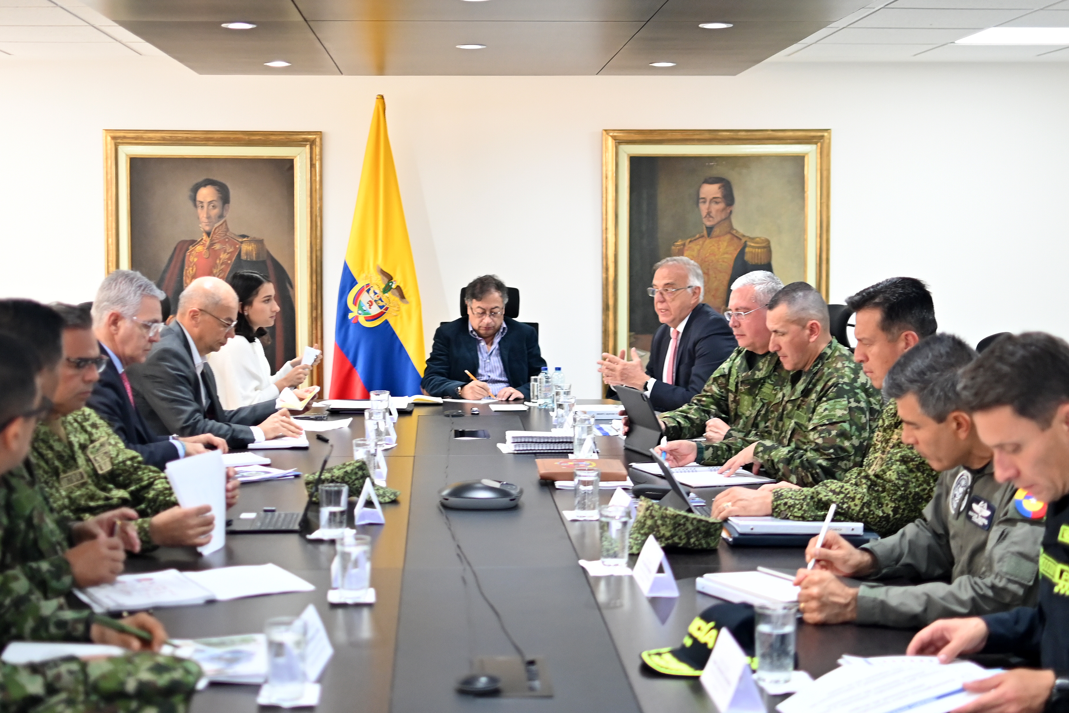En el consejo de seguridad adelantado entre la cúpula militar, el presidente Gustavo Petro y el ministro de Defensa, fue anunciada la creación de un grupo contra el narcotráfico.
Presidencia.