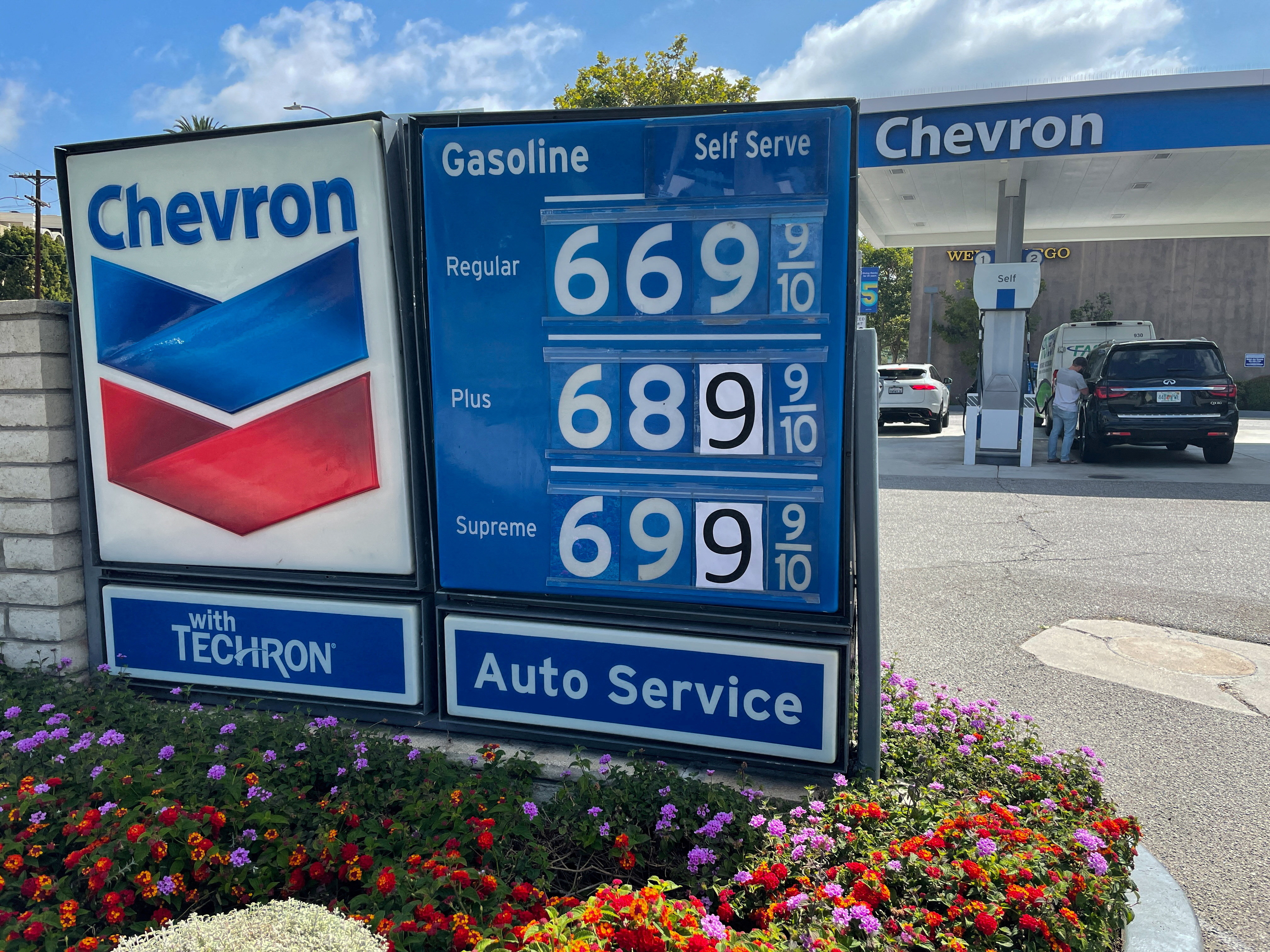 Gasoline prices are posted at a Chevron station as rising inflation and oil costs hit consumers in Los Angeles, California, US, June 13, 2022. REUTERS/Lucy Nicholson