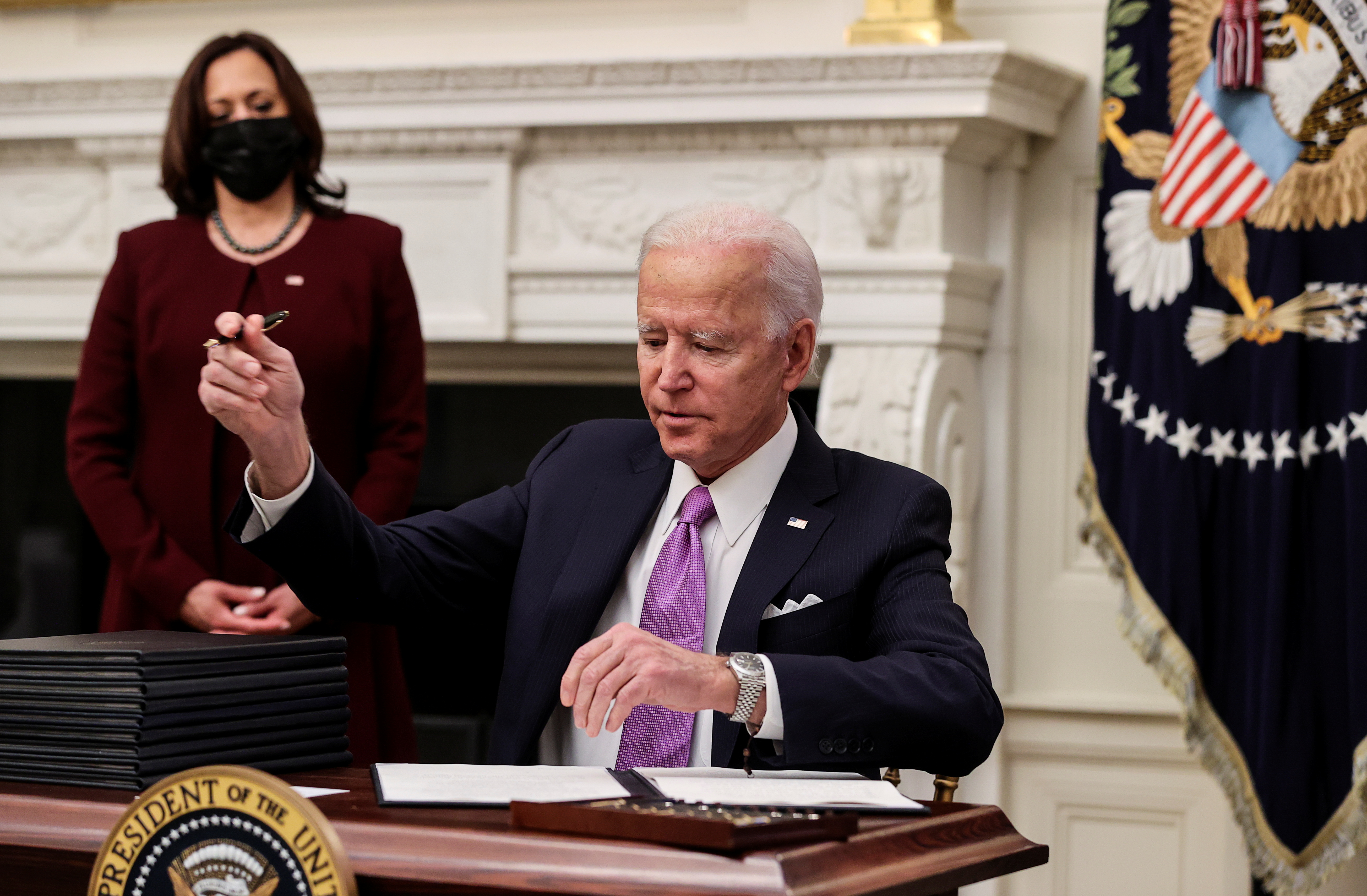Biden firma una serie de decretos para afrontar la pandemia de COVID-19. Foto: REUTERS/Jonathan Ernst