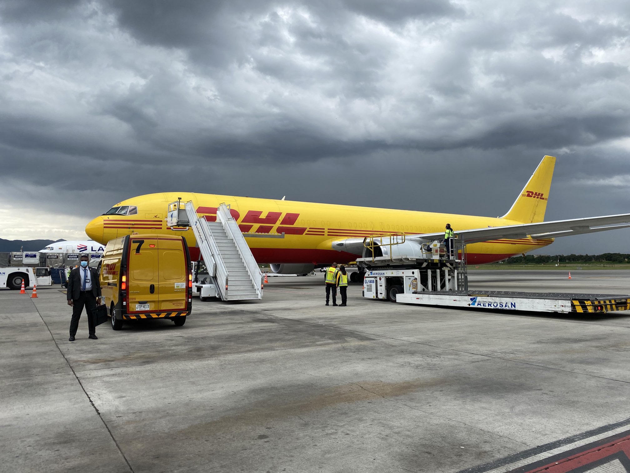 En un Boeing 767 de la empresa DHL llegaron a Colombia las primeras 50.000 dosis de la vacuna de Pfizer contra el covid-19. Foto Presidencia de la República.