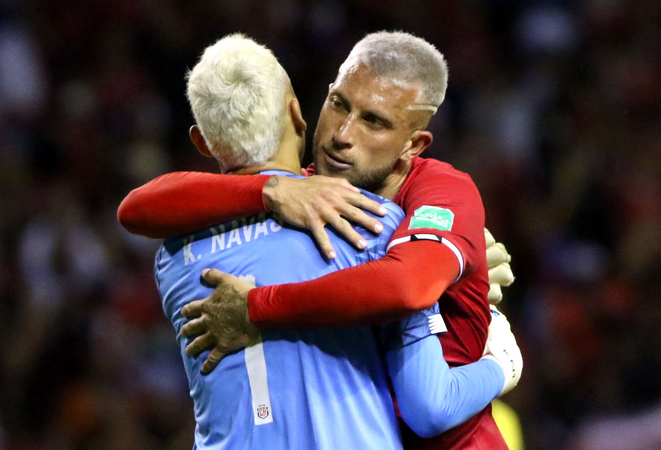 Keylor Navas y Francisco Calvo festejan su triunfo ante Canadá por las Eliminatorias de la Concacaf (REUTERS/Mayela López)