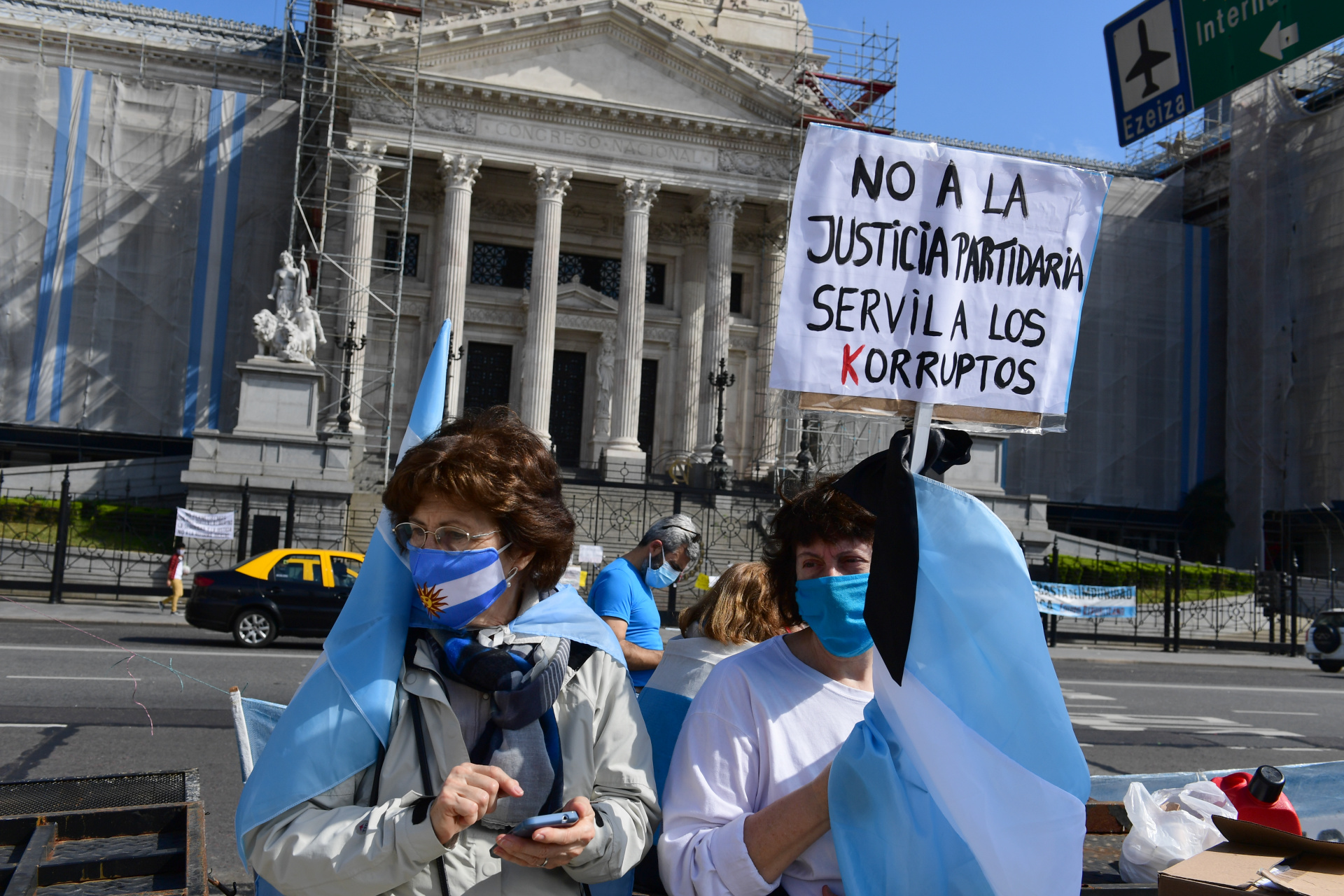 Un puñado de manifestantes que se oponen al proyecto de reforma judicial que impulsa el kirchnerismo cortaron la avenida Entre Ríos, frente al Congreso