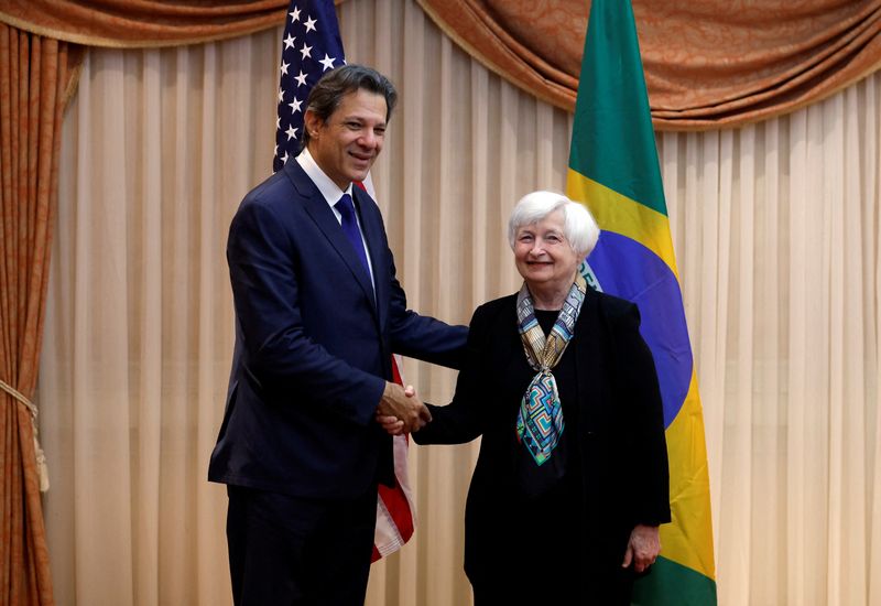 La secretaria del Tesoro de Estados Unidos, Janet Yellen, estrecha la mano del ministro de Hacienda de Brasil, Fernando Haddad, al inicio de sus conversaciones bilaterales al margen de la reunión de ministros de Finanzas y gobernadores de bancos centrales del G7, en Niigata, Japón (REUTERS)
