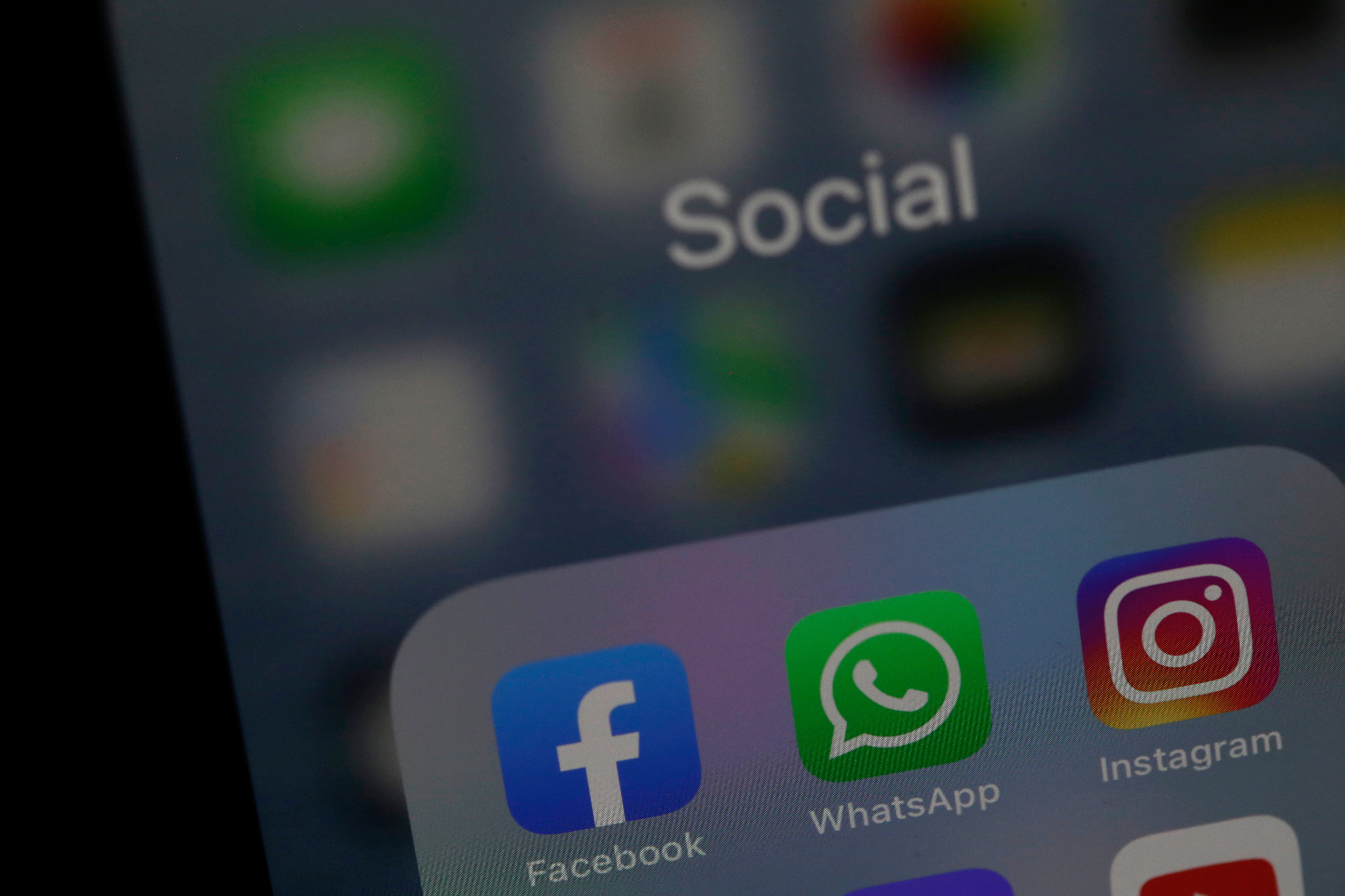 Vista de las aplicaciones Facebook, WhatsApp e Instagram en un smartphone (EFE/EPA/ANDREJ CUKIC)
