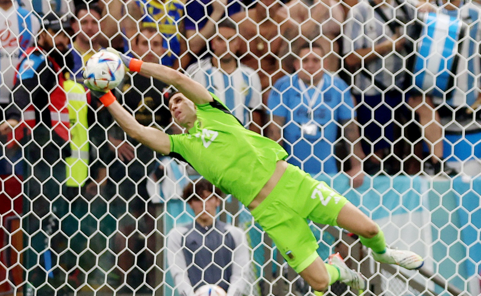 Dibu Martínez, siempre confiable en la selección argentina (REUTERS/Matthew Childs)