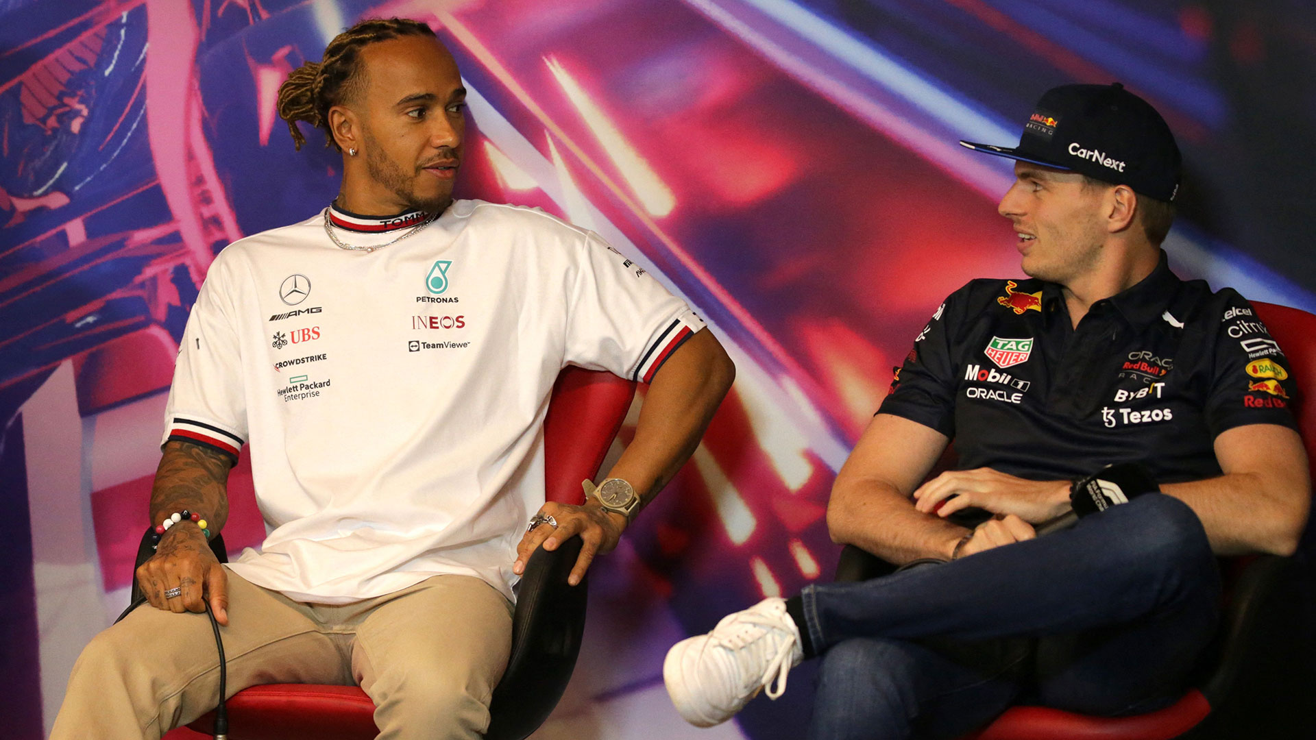 Hamilton y Verstappen no coincidieron en la intervención de la FIA (Reuters)