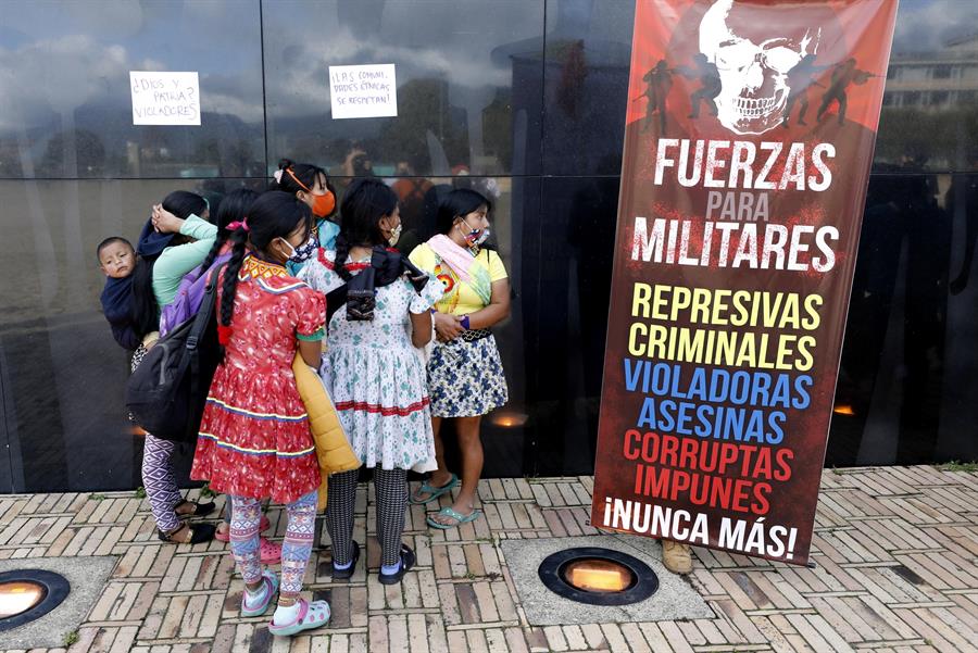 Protesta de un grupo de indígenas embera-chamí en contra de la violación de la niña de 12 años. EFE/ Mauricio Dueñas Castañeda
