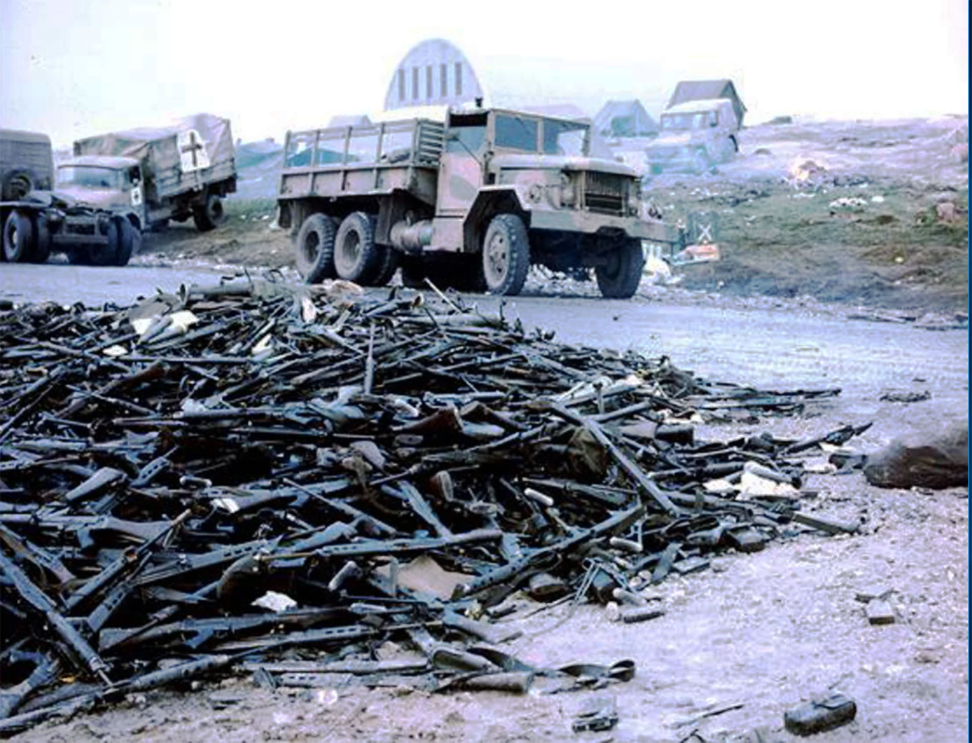 Montañas de armas abandonadas por los soldados argentinos luego de la rendición en Puerto Argentino
