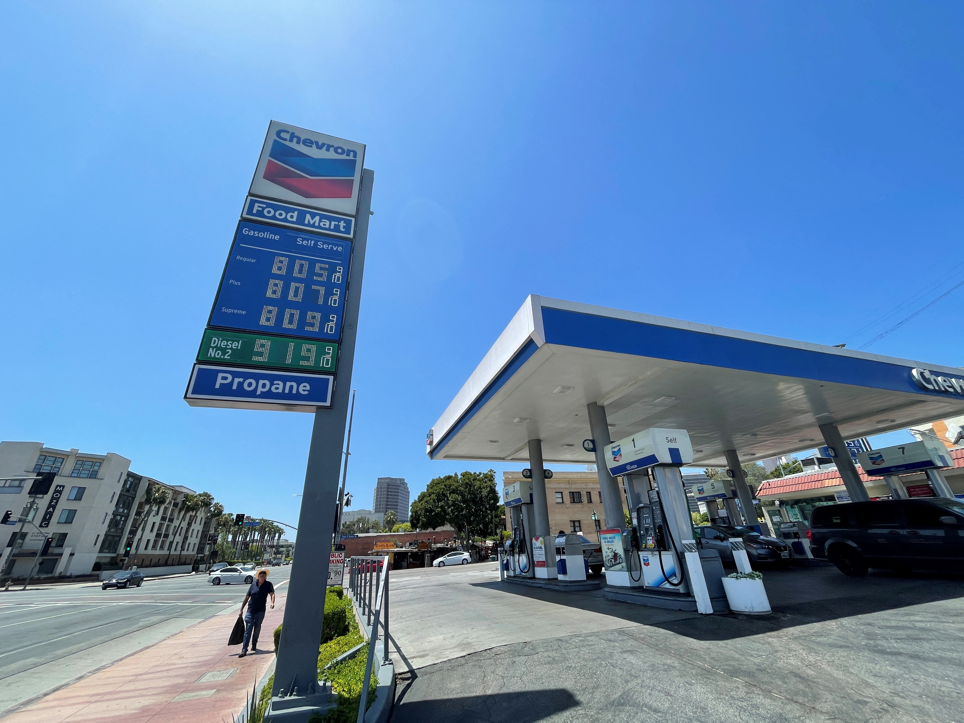En algunas estaciones de California, el precio por galón supera los 8 dólares (Reuters)