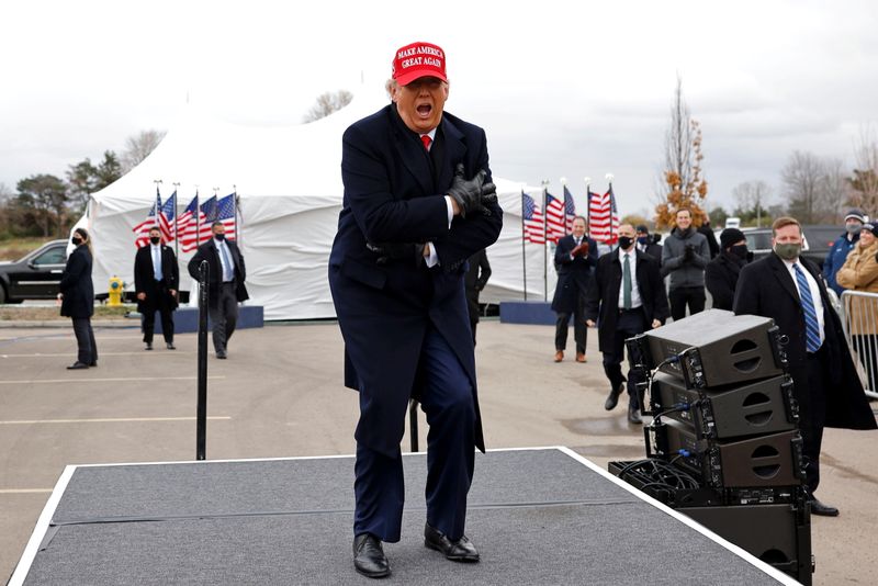 El presidente estadounidense Donald Trump reacciona al tiempo frío durante un acto de campaña en la localidad de Washington, en el estado de Michigan, EEUU, 1 de noviembre de 2020. REUTERS/Carlos Barria