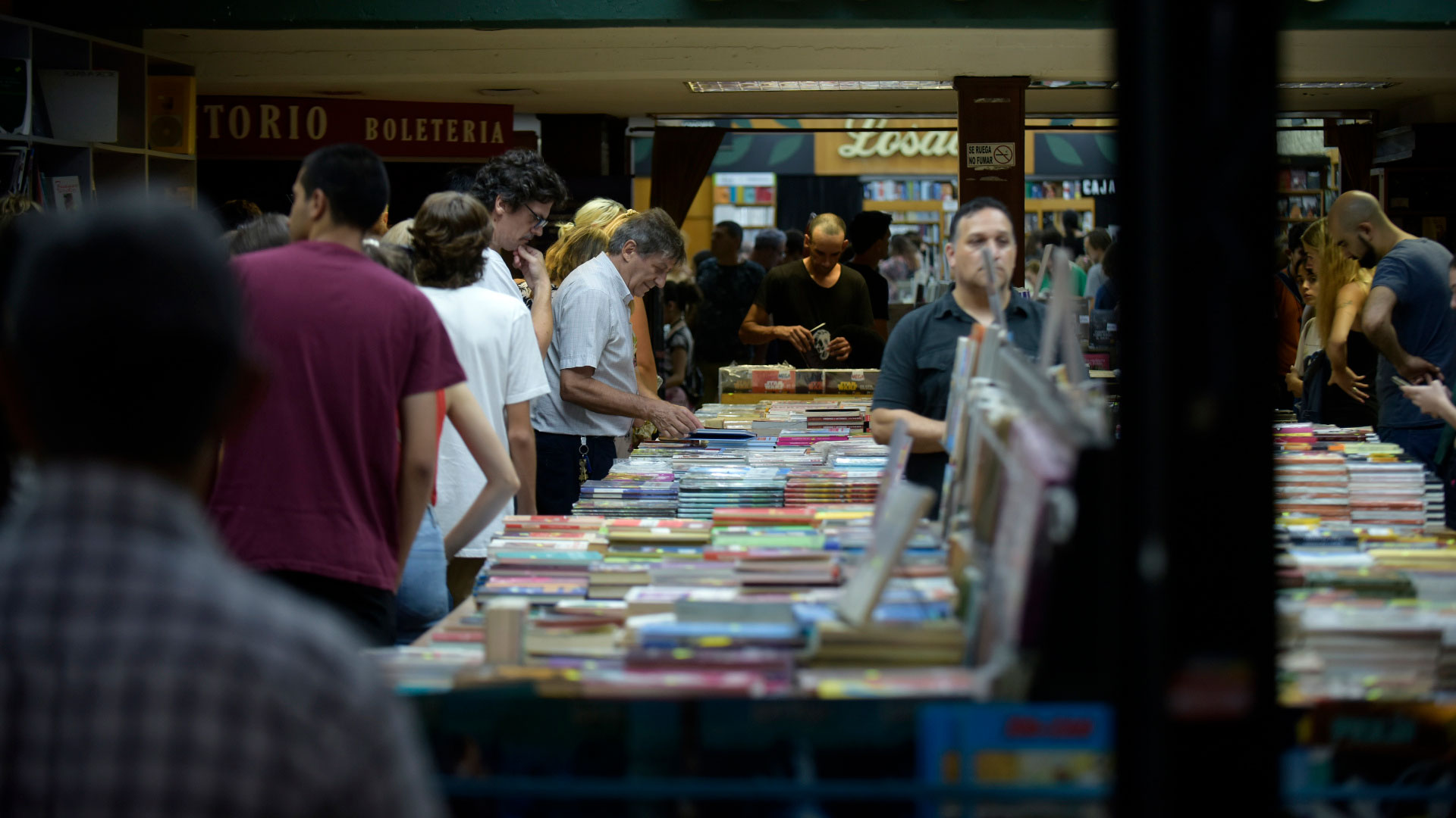 Los libreros aprovecharon al máximo su oficio de recomendar durante "La noche de las librerías" (Gustavo Gavotti)