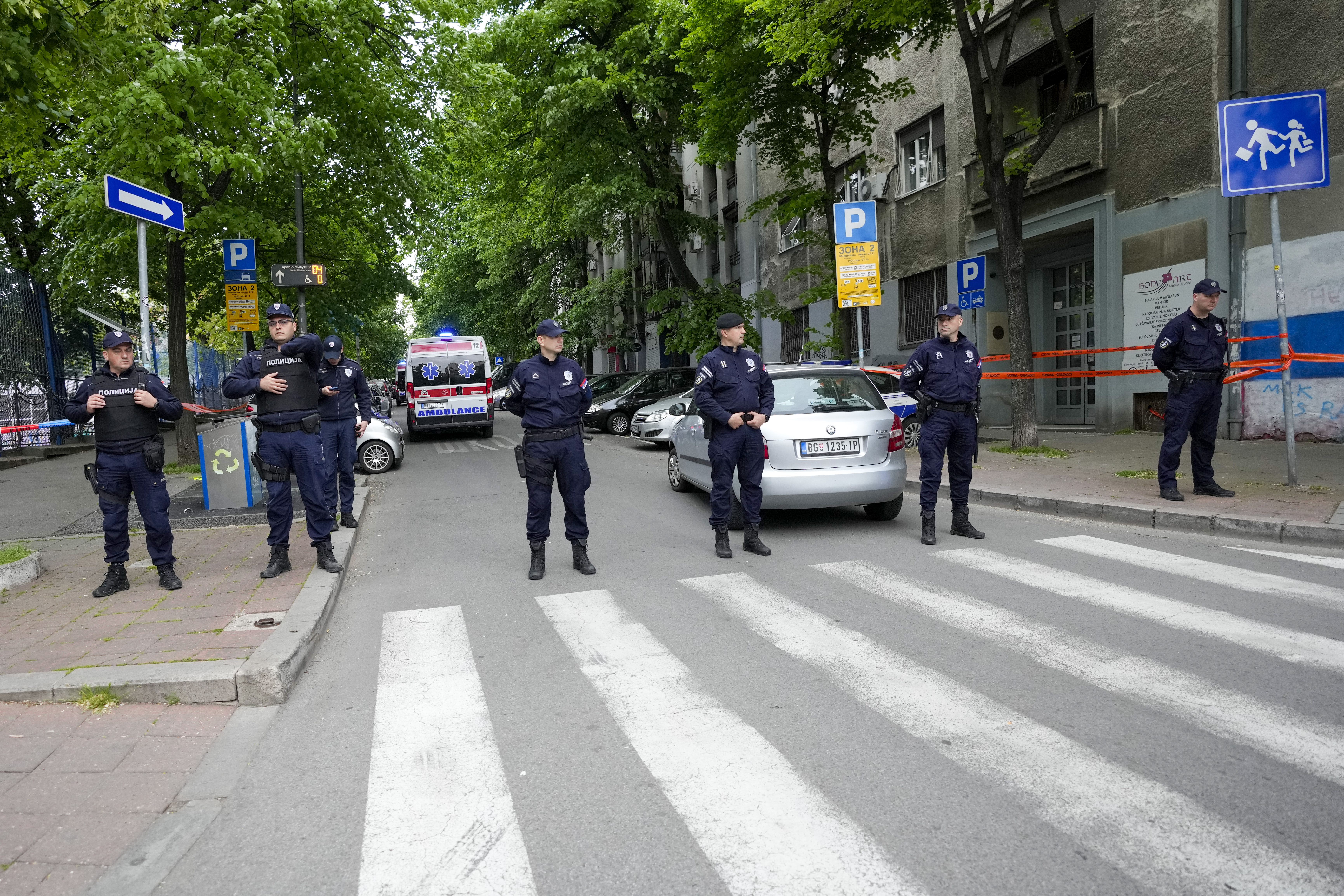 Agentes con cascos y chalecos antibalas acordonaron los alrededores de la escuela. (AP Photo/Darko Vojinovic)