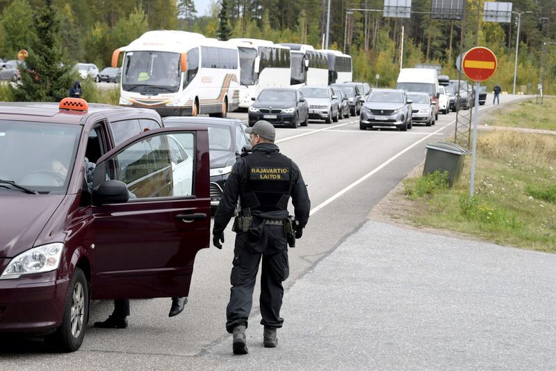 Guardias fronterizos finlandeses revisan un vehículo ruso en el puesto de control fronterizo de Vaalimaa, en Virolahti, Finlandia