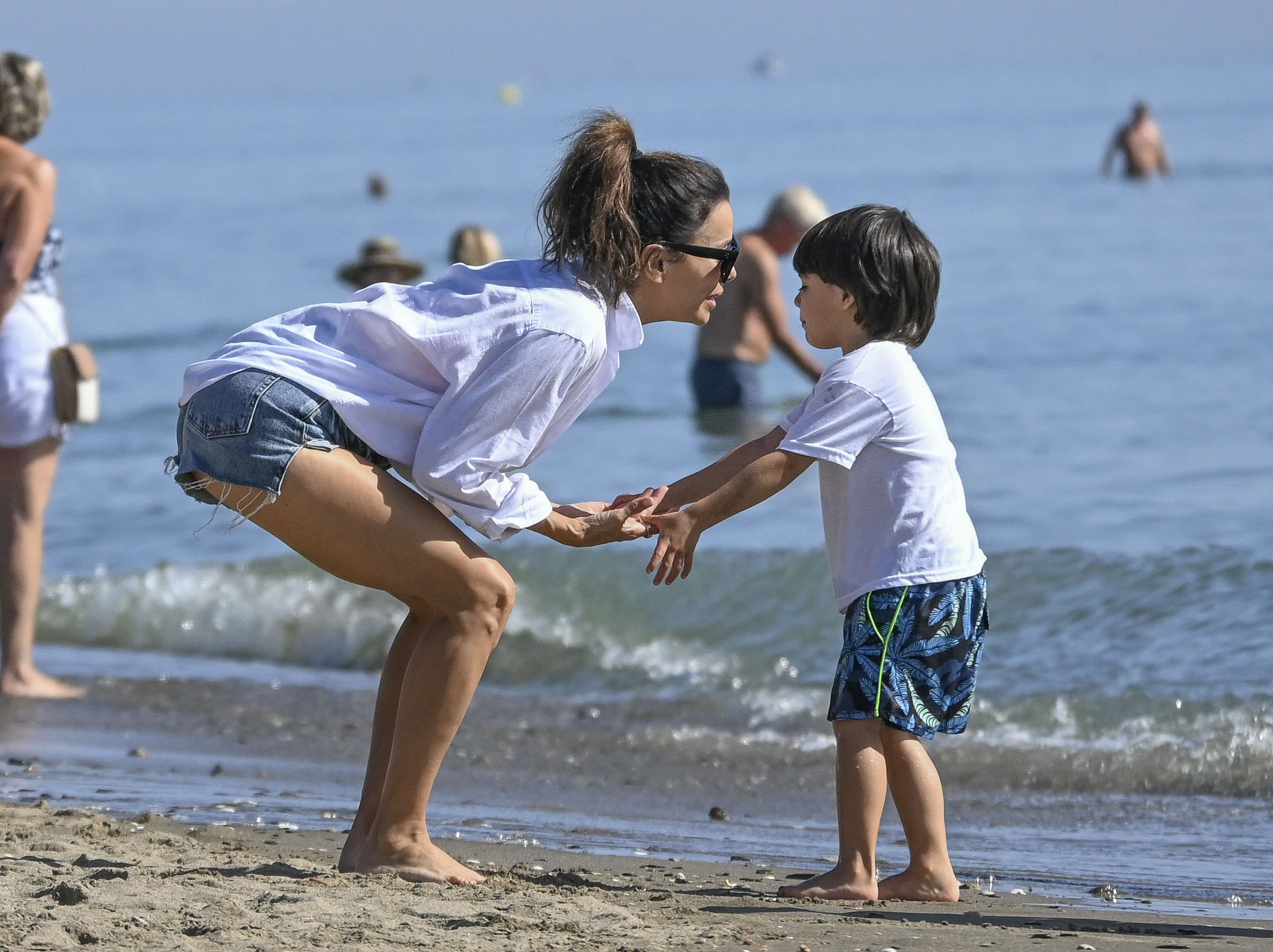 Eva Longoria was super relaxed on the beaches of Marbella playing with her son Santiago