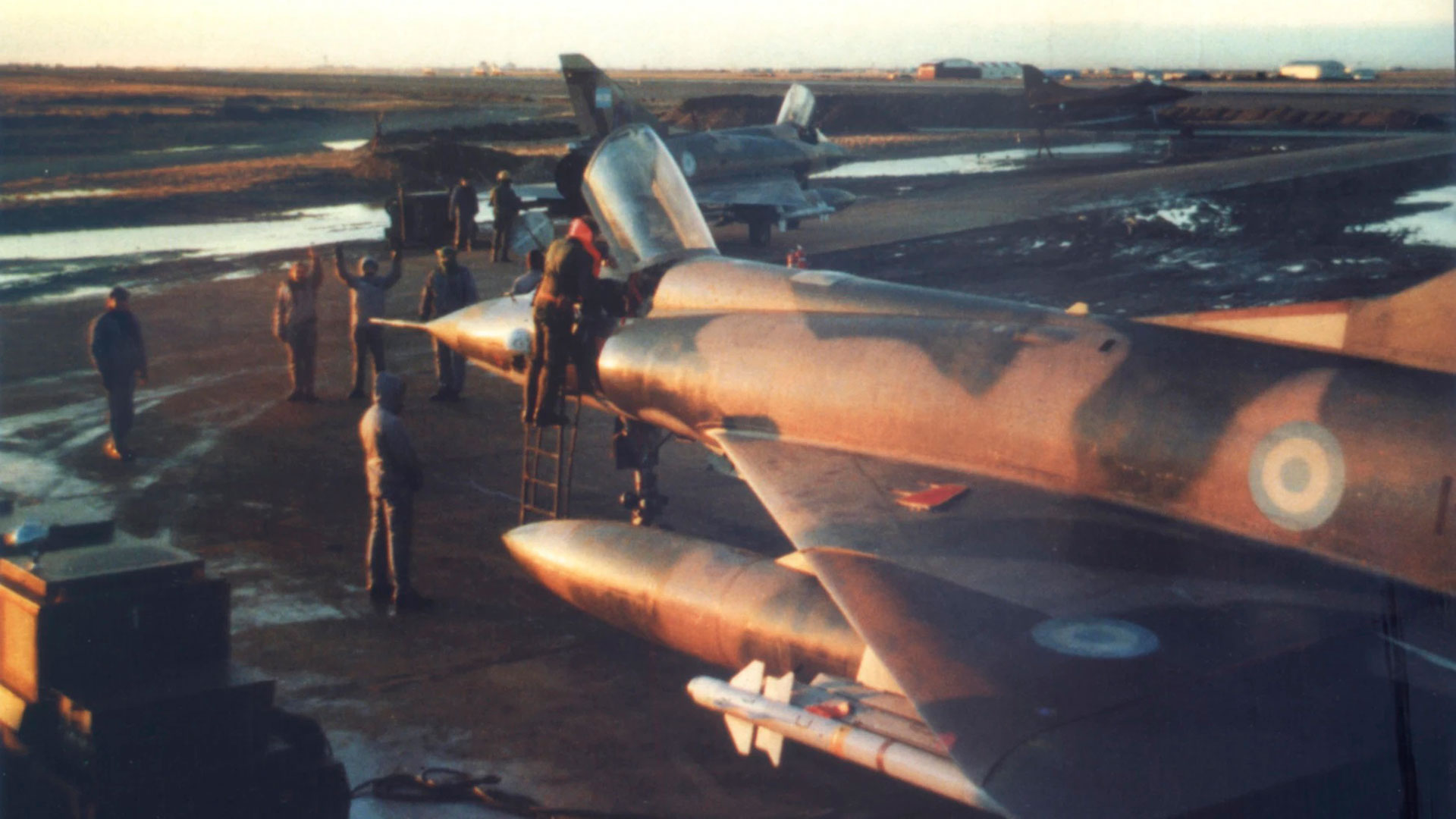 Un Mirage III armado en una base área (posiblemente Río Gallegos). En este caso, lleva misiles MATRA Magic
