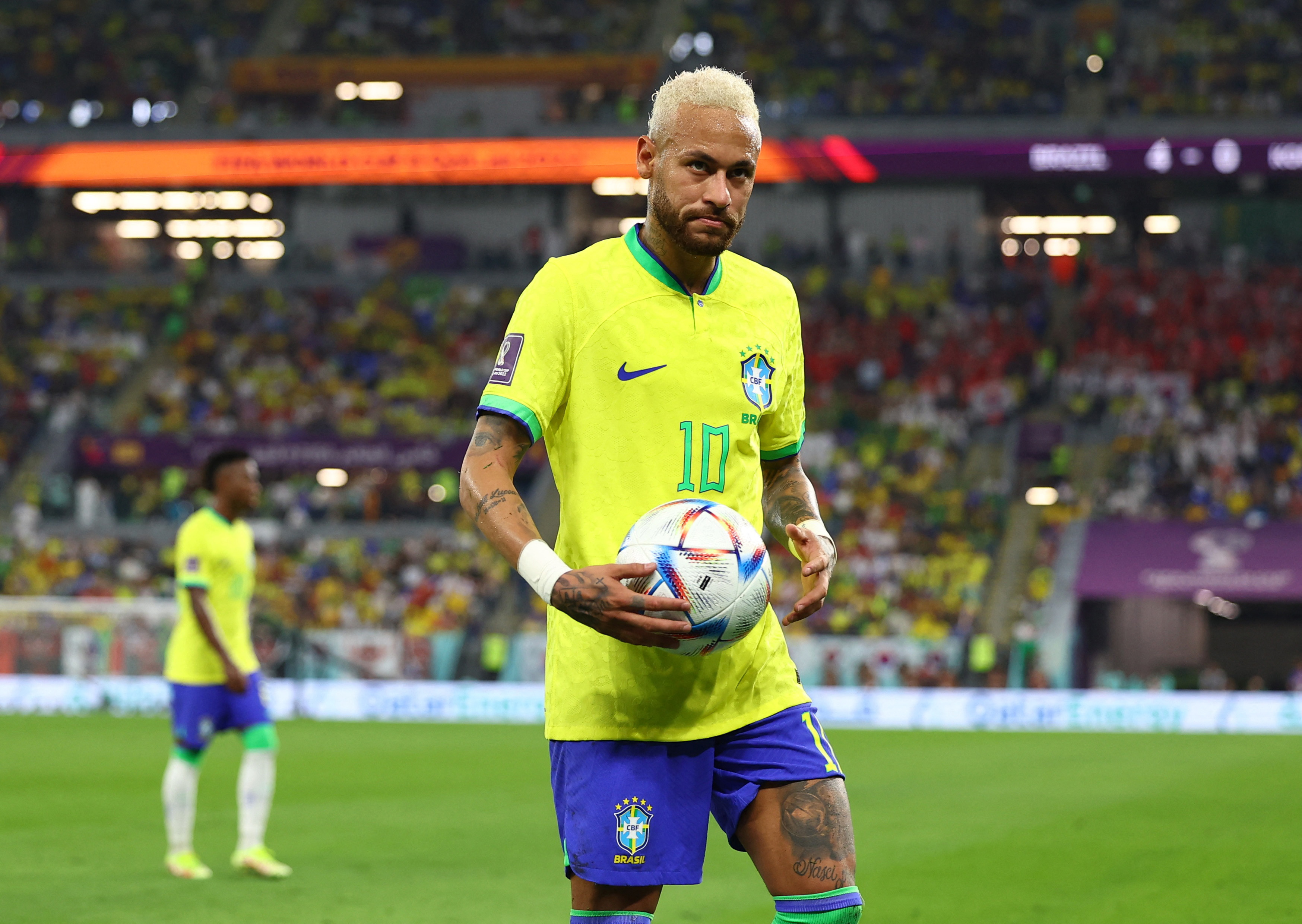 Neymar a punto de sacar un tiro de esquina. Foto: REUTERS/Kai Pfaffenbach