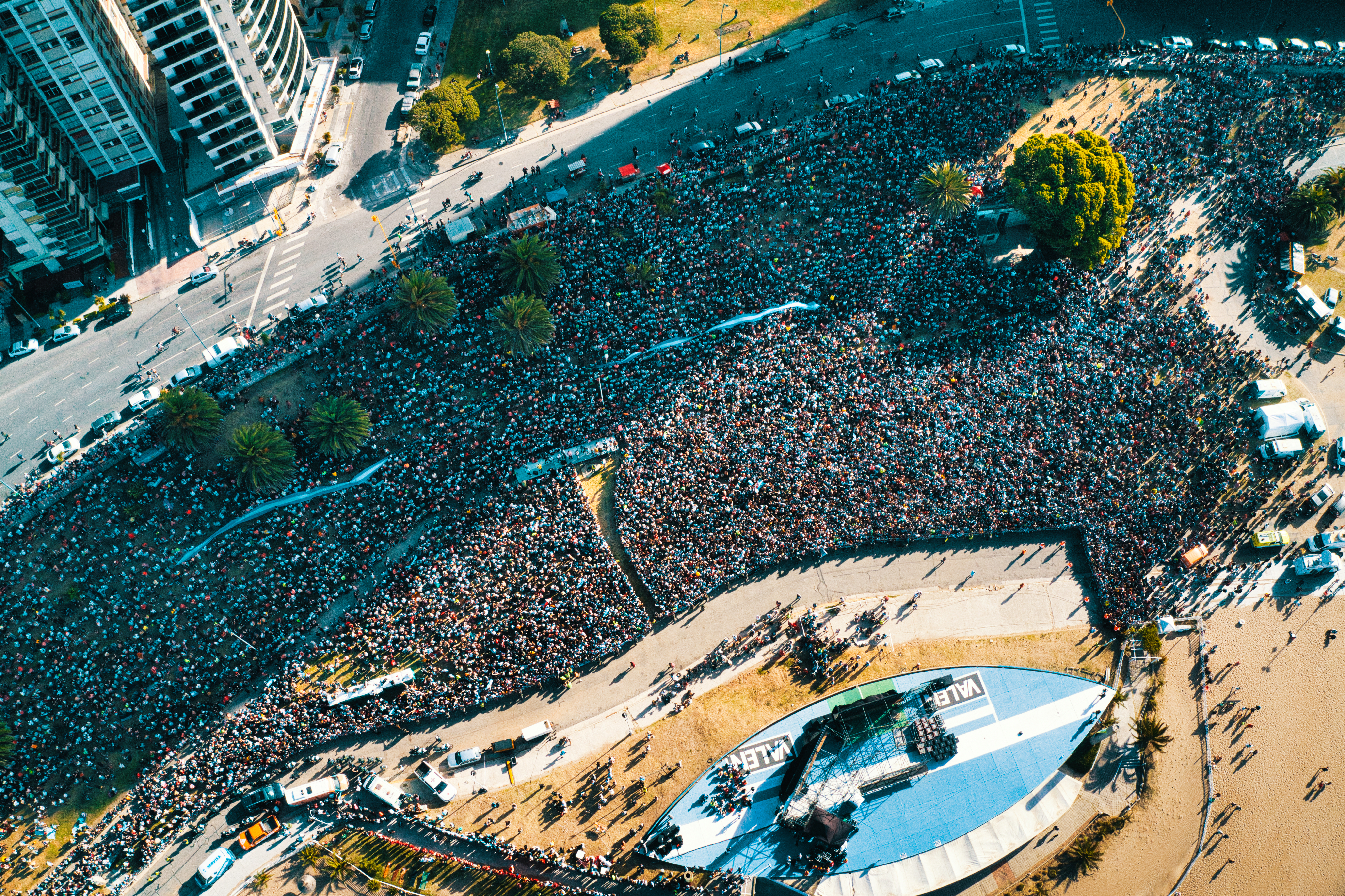 Una marea de gente en Mar del Plata para recibir a Emiliano Martínez (Crédito: Juanchi Ugalde)