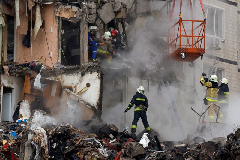 Las autoridades continúan con las tareas de búsqueda en el edificio residencial destruido por las tropas rusas en Dnipro (REUTERS/Clodagh Kilcoyne)