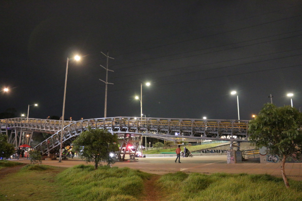Encontraron el cadáver de una mujer dentro de una maleta en un puente peatonal de Bogotá