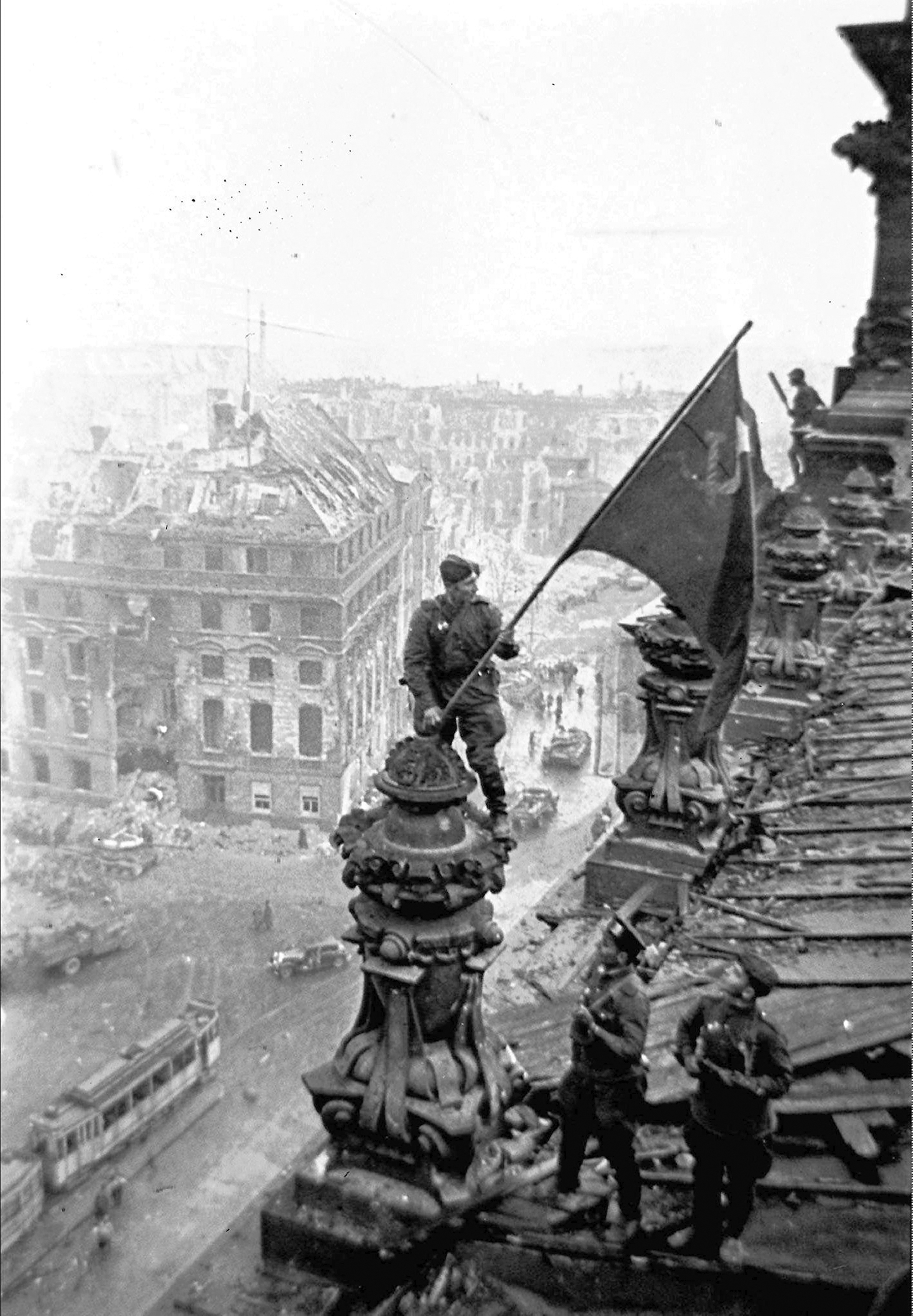 ARCHIVO - Los soldados soviéticos izan la bandera roja sobre el Reichstag en Berlín, Alemania, en mayo de 1945. La foto fue tomada por Yevgeny Khaldei, un fotógrafo veterano cuyas fotografías de soldados soviéticos izando la bandera roja sobre el Reichstag en Berlín se encuentran entre las más conocidas. 
