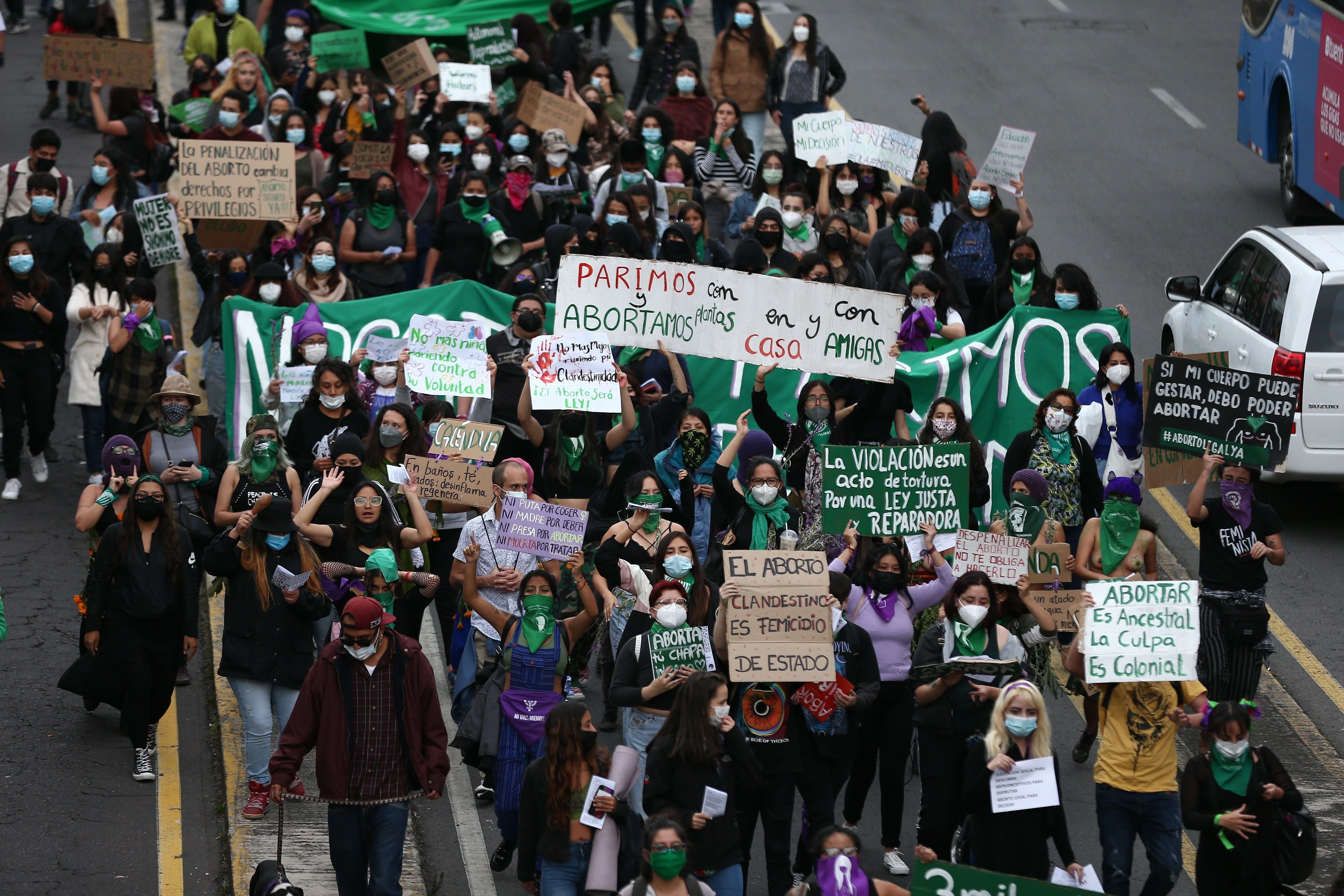 Activistas de colectivos feministas, que se identifican con pañuelos verdes y violetas, recorrió hoy varias calles de Quito (Ecuador). EFE/ José Jácome
