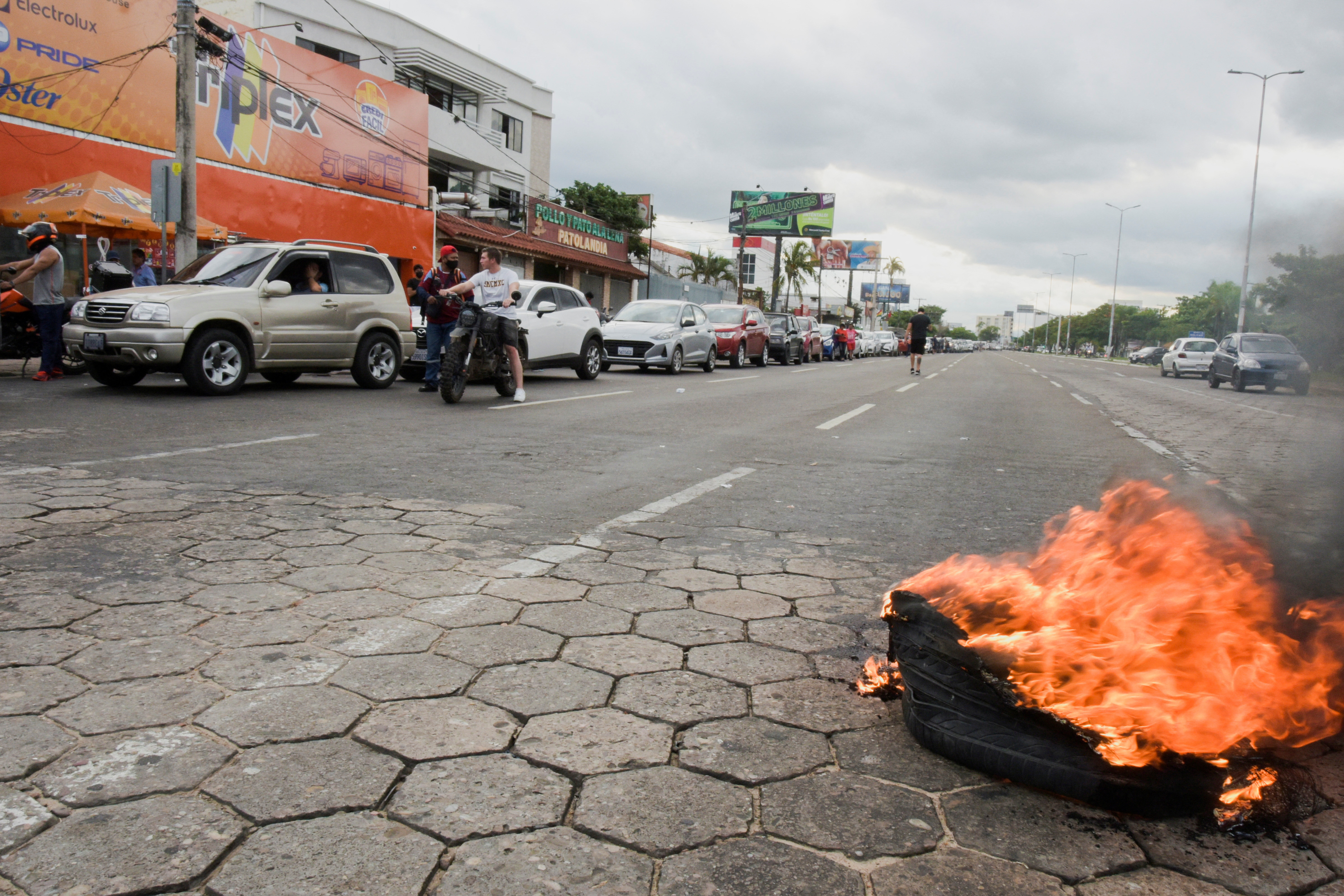 Santa Cruz comenzó una huelga de 24 horas (REUTERS/Andrea Martinez)