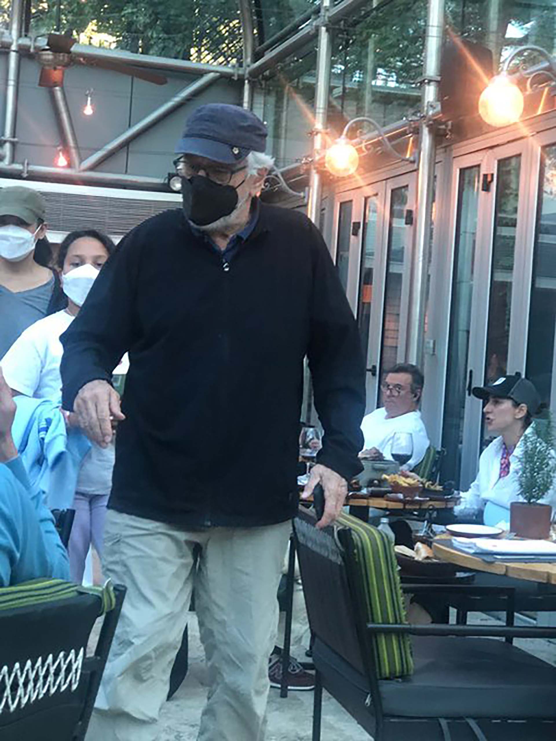Robert De Niro arriving with his family at Our Secret Grill (@garay39466678)