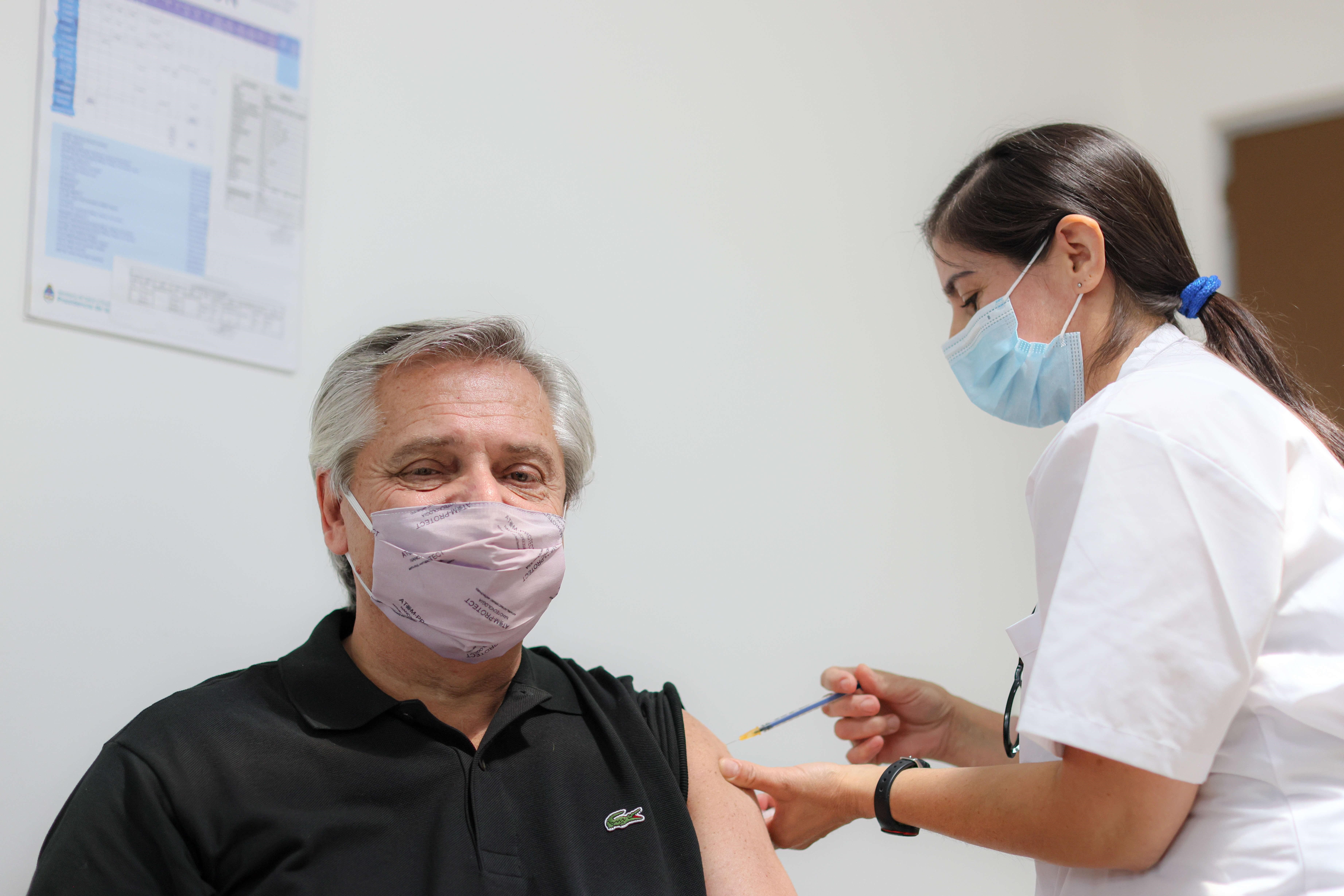 El presidente Alberto Fernández, de 61 años, se vacunó en el Hospital Posadas de El Palomar con la medicación rusa