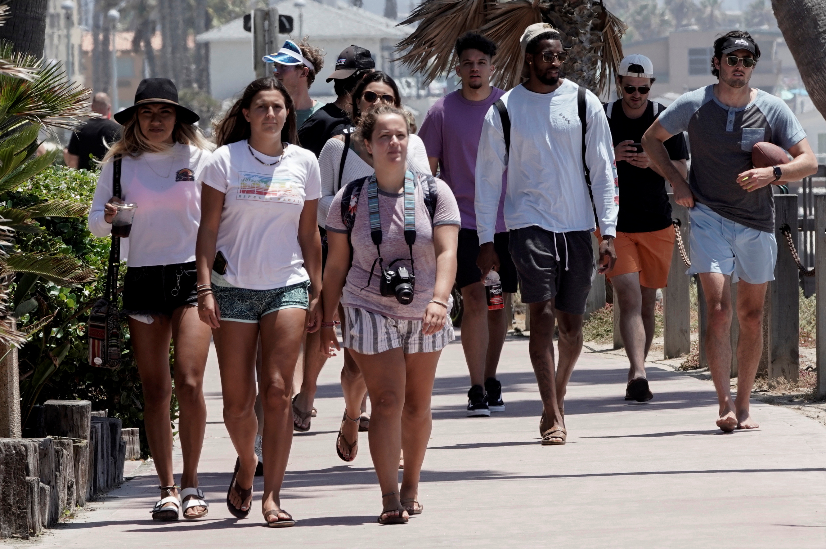 Jóvenes caminan en San Diego, California (Reuters/archivo)