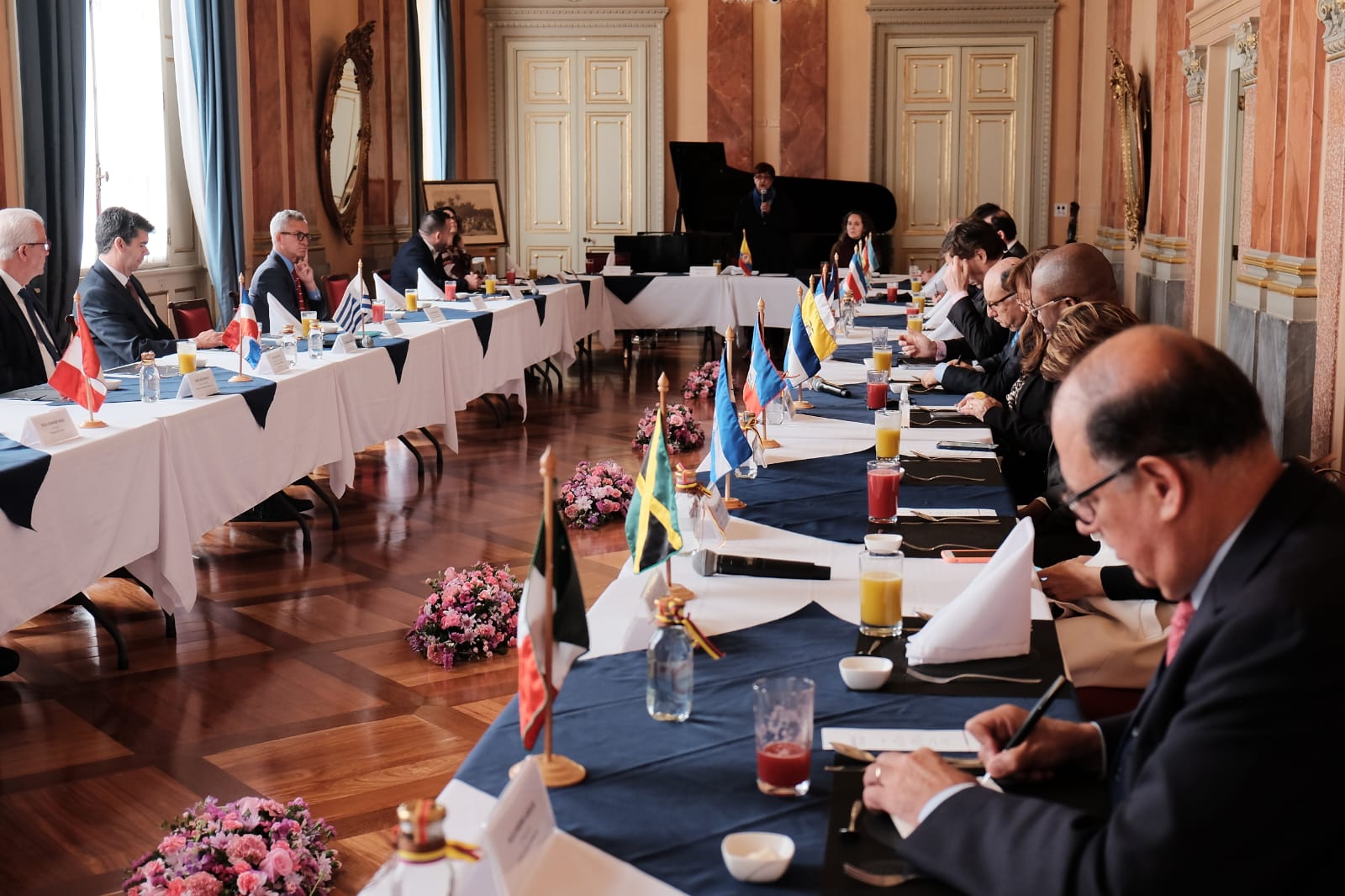 Varios embajadores y representantes de países latinoamericanos sostuvieron una conversación de saberes culturales con la Ministra de Cultura de Colombia.
Foto vía @mincultura