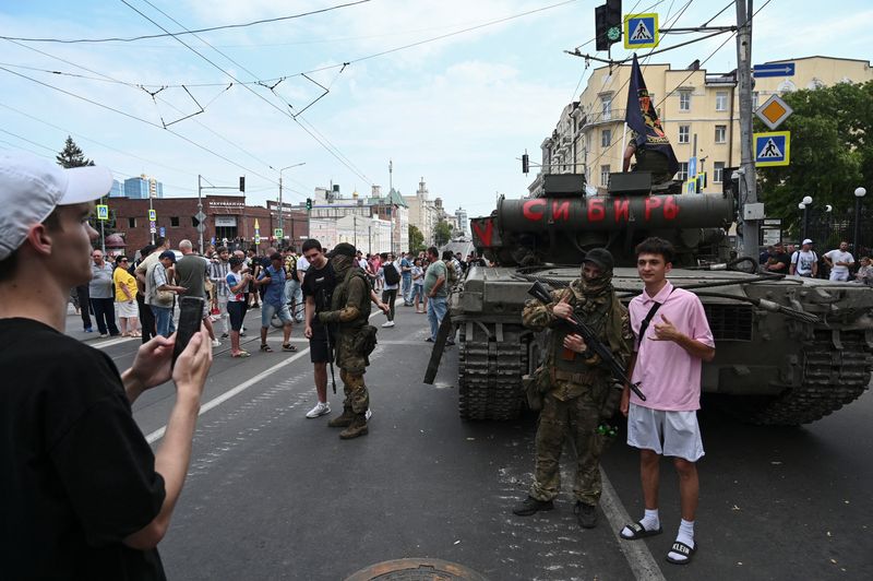 La gente se sacó fotos junto a los mercenarios de la Wagner y los alentó a continuar mientras se encontraban acantonados en el cuartel del Distrito Militar Sur en la ciudad rusa de Rostov del Don. (REUTERS/Stringer)