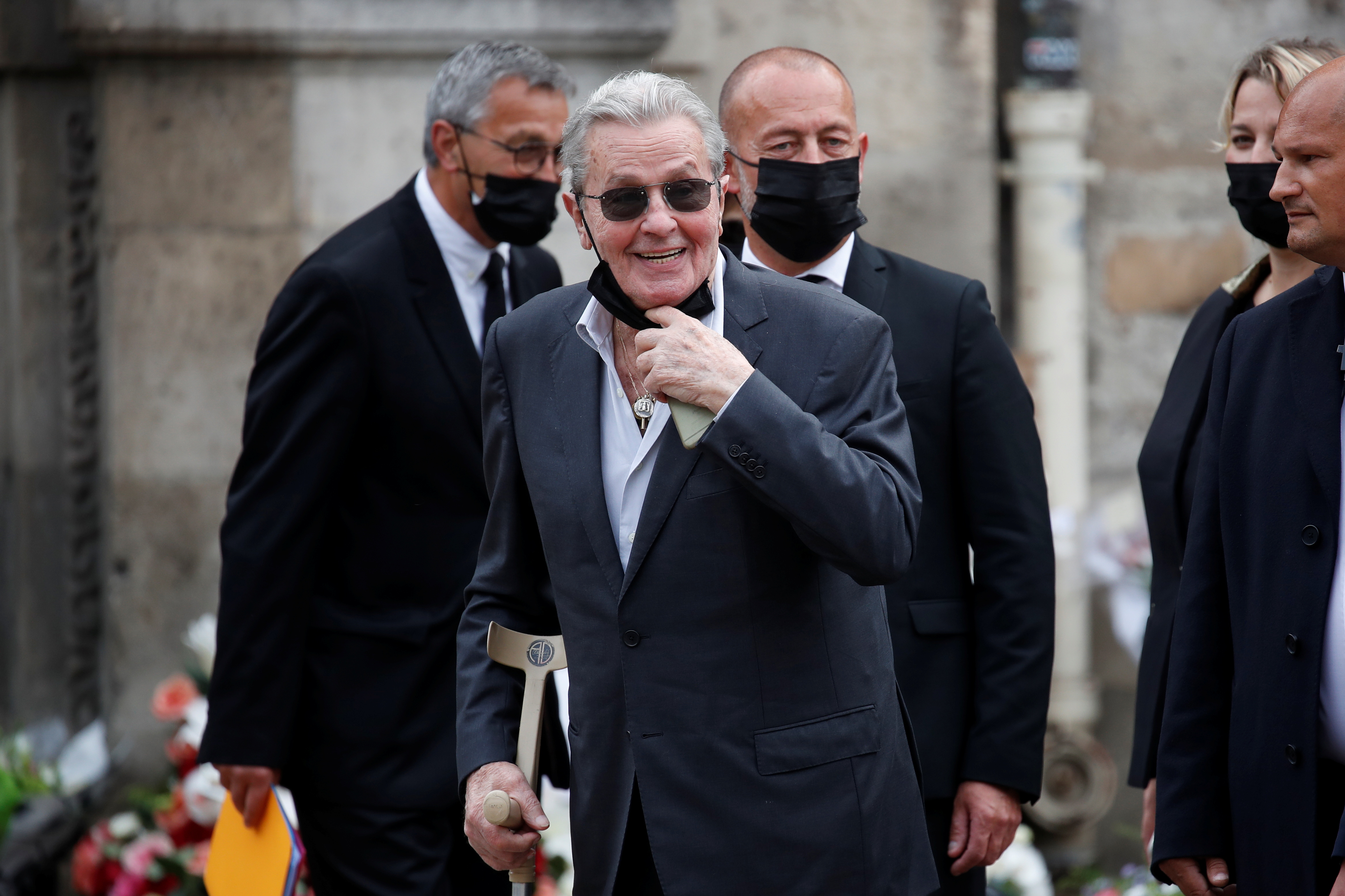 Delon durante su última aparición pública en el funeral de Belmondo, su amigo y colega (REUTERS/Gonzalo Fuentes)