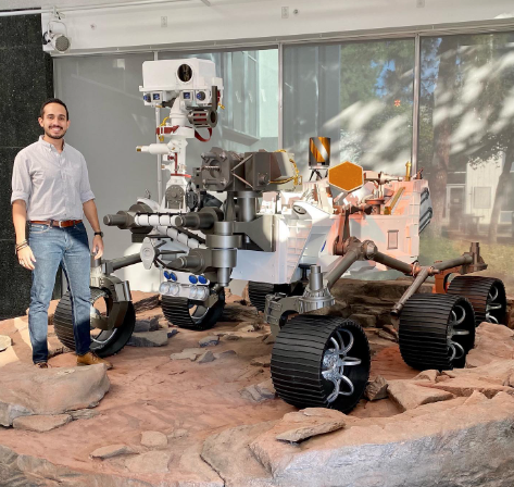 Elio Morillo fue uno de los ingenieros que trabajaron en el rover Perseverance, que partió a Marte en 2020. (Instagram/ @thespacemechanic)