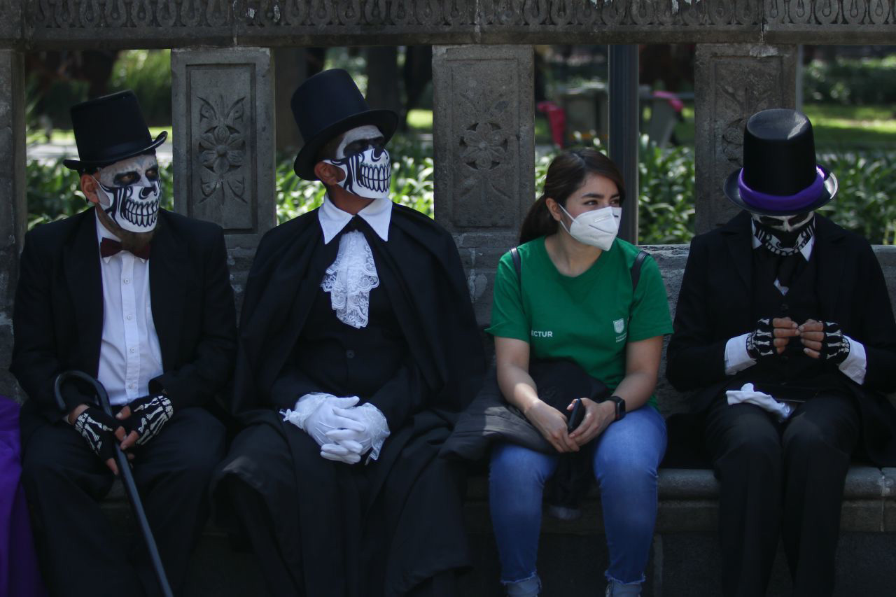 La Ciudad de México se encuentra en alerta de regresar al color rojo del semáforo epidemiológico debido al aumento de hospitalizaciones por Covid-19. El día de mañana, autoridades de la ciudad anunciará si se permanece en semáforo naranja o si las medidas de confinamiento se retoman.