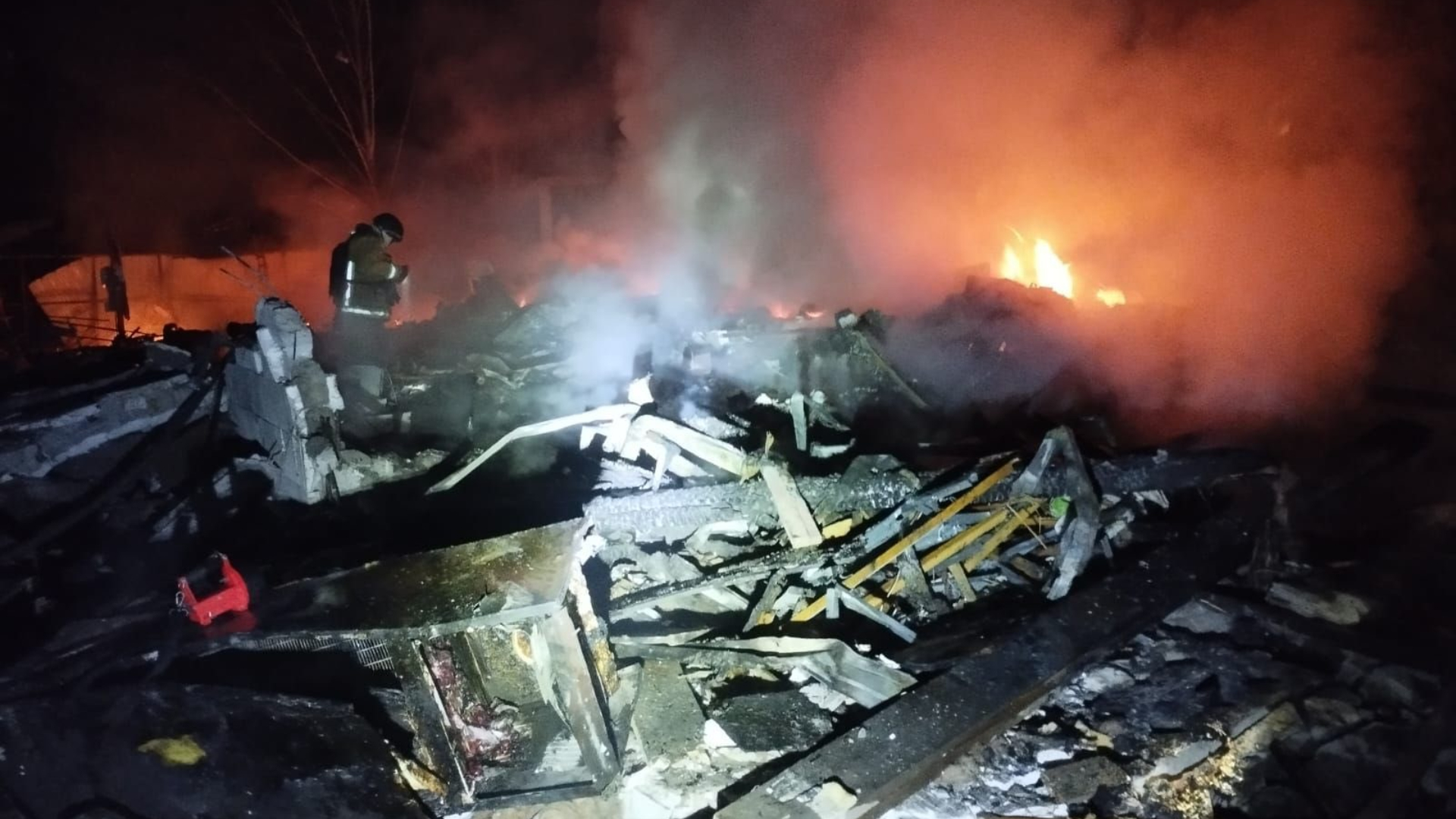 Explotó una fábrica en San Fernando y provocó un importante incendio:29 dotaciones de bomberos trabajan en el lugar