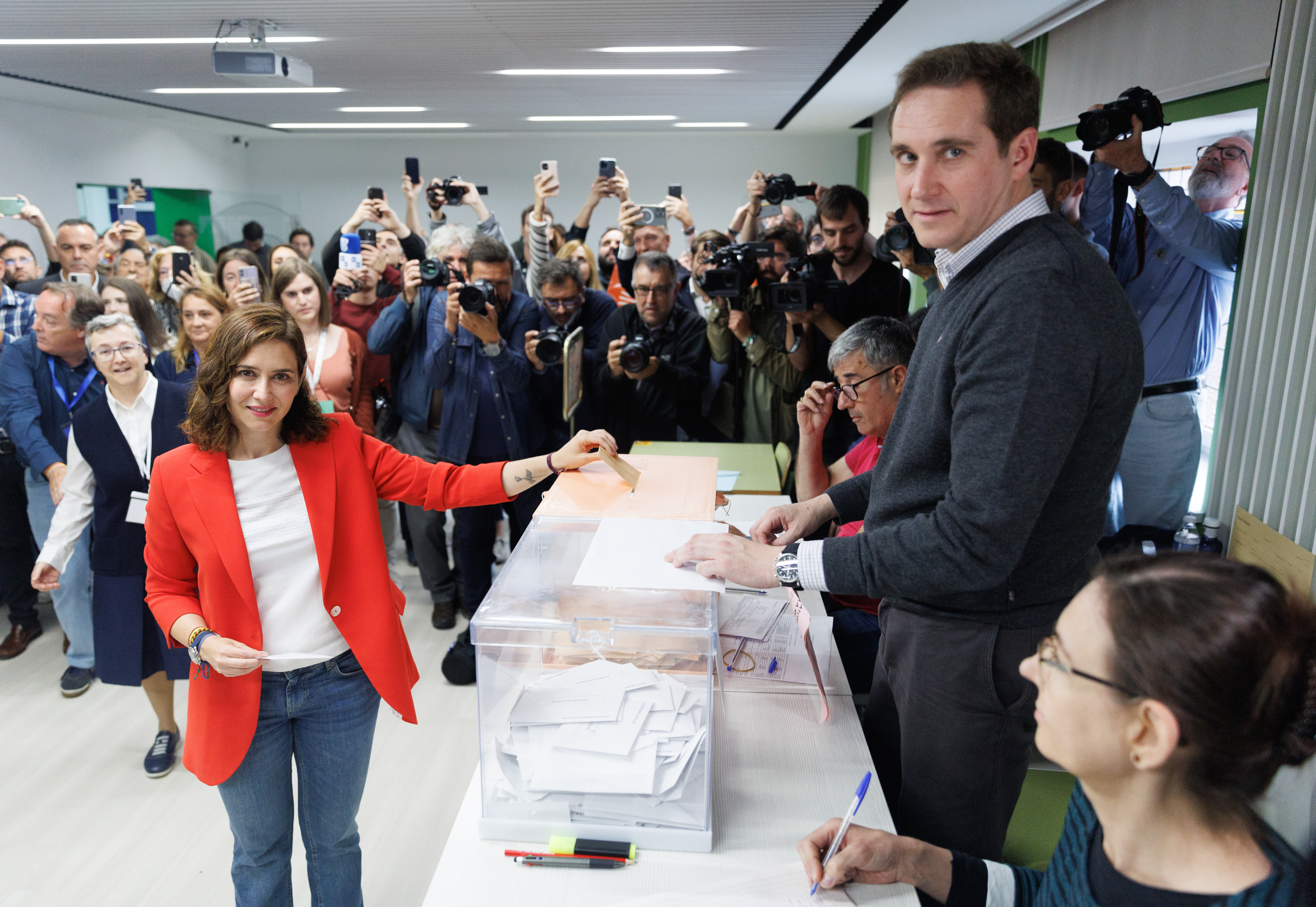 La participación el 28-M en las elecciones municipales cae 1,3 puntos hasta el 63,8 por ciento 