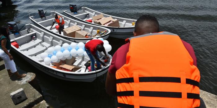 Vítimas de Tumaco recebem quatro barcos como parte da reparação