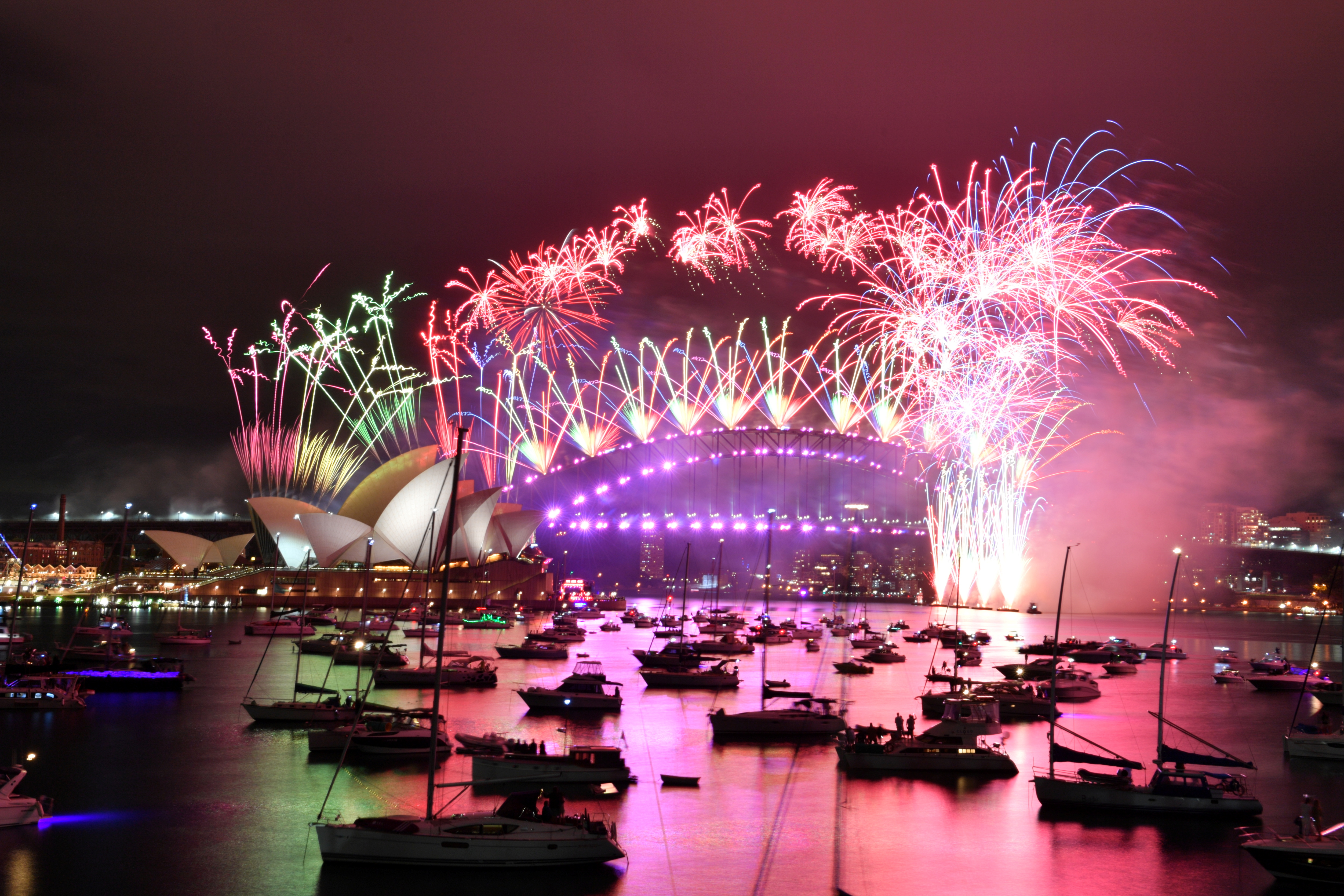 Los fuegos artificiales estallan sobre la Ópera de Sídney y el Puente del Puerto de Sídney durante las celebraciones de Año Nuevo reducidas durante la pandemia de COVID-19, en Australia, el 1 de enero de 2021. Imagen de AAP para el Gobierno de Nueva Gales del Sur/Mick Tsikas/Handout via REUTERS