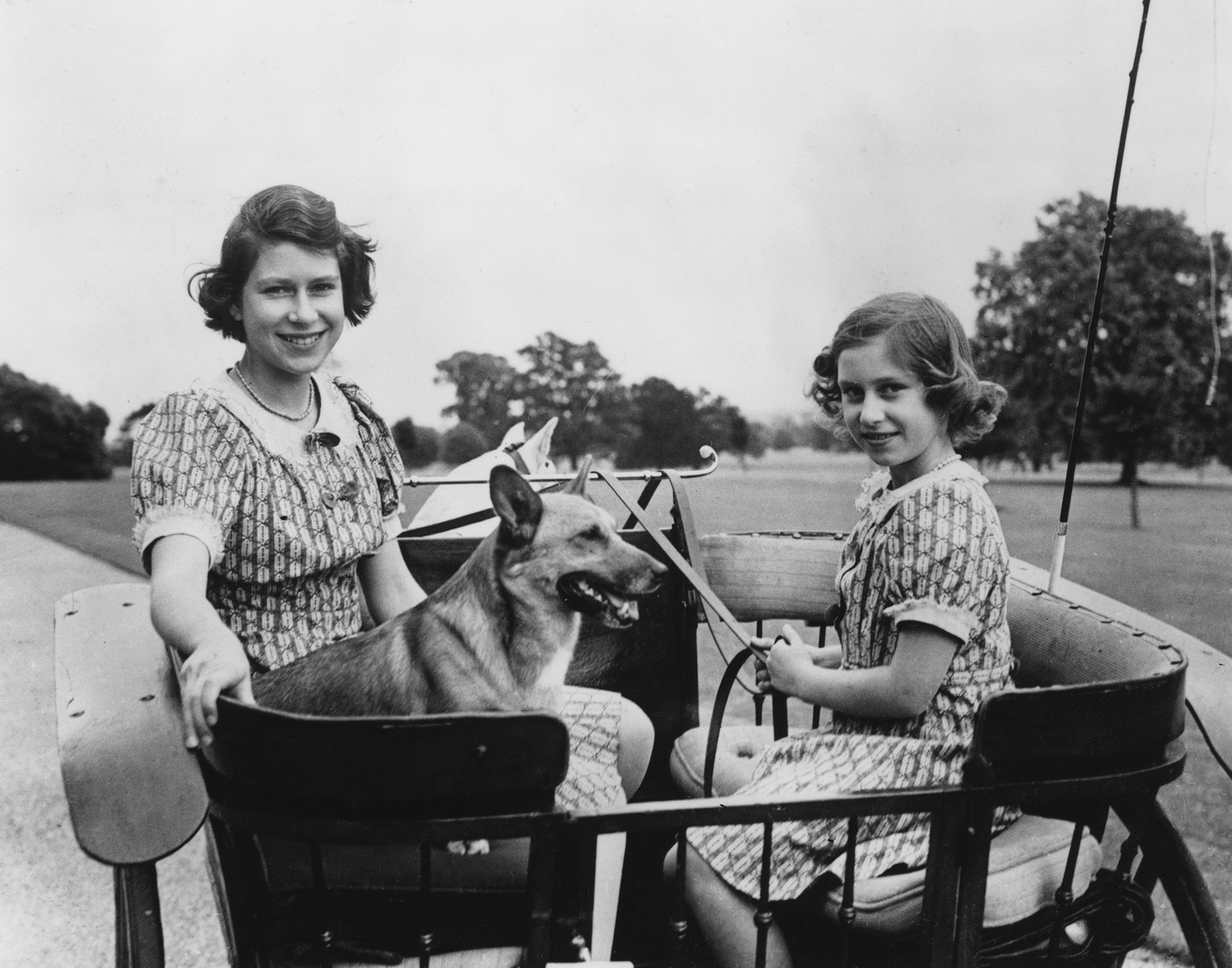 Isabel y Margarita  el 4 de julio de 1940 paseando en carruaje con sus perros. (Photo by PNA/Hulton Archive/Getty Images) 