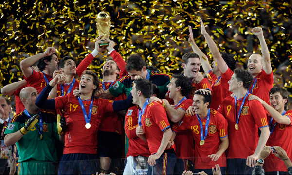 La selección española llevó el trofeo de la Copa del Mundo Sudáfrica 2010 a la Basílica de Guadalupe como muestra de agradecimiento. (Foto: AP)