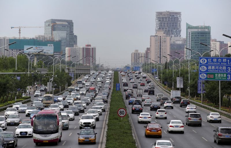 FOTO ARCHIVO: Coches circulan por la carretera durante la hora punta de la mañana en Pekín, China, 2 de julio de 2019. REUTERS/Jason Lee