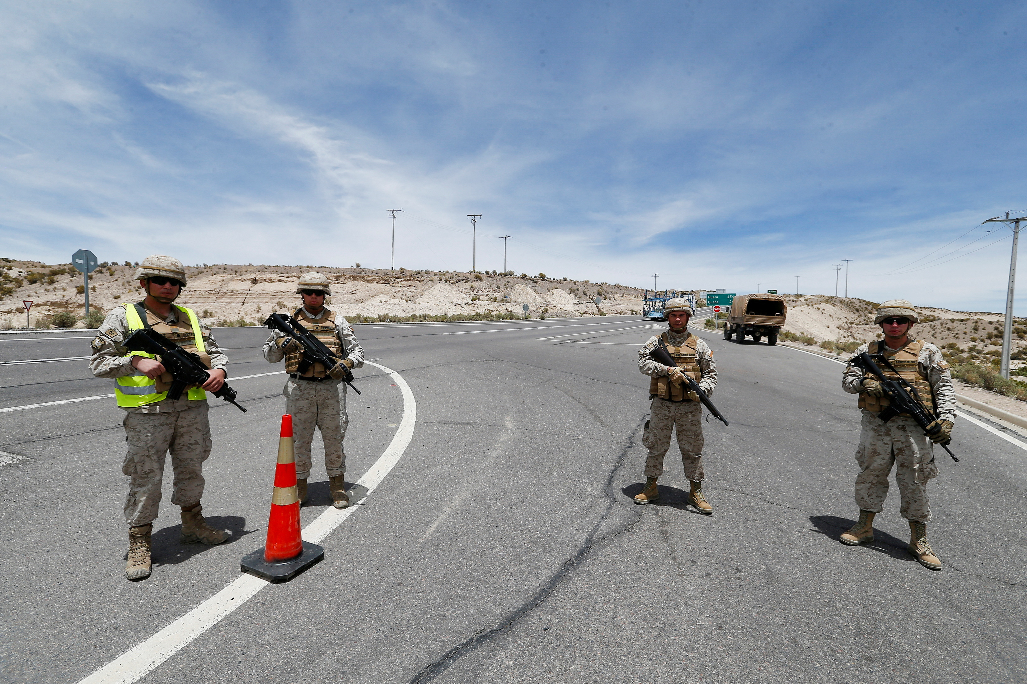 Soldados chilenos en la frontera con Bolivia en Colchane, Chile (Reuters)