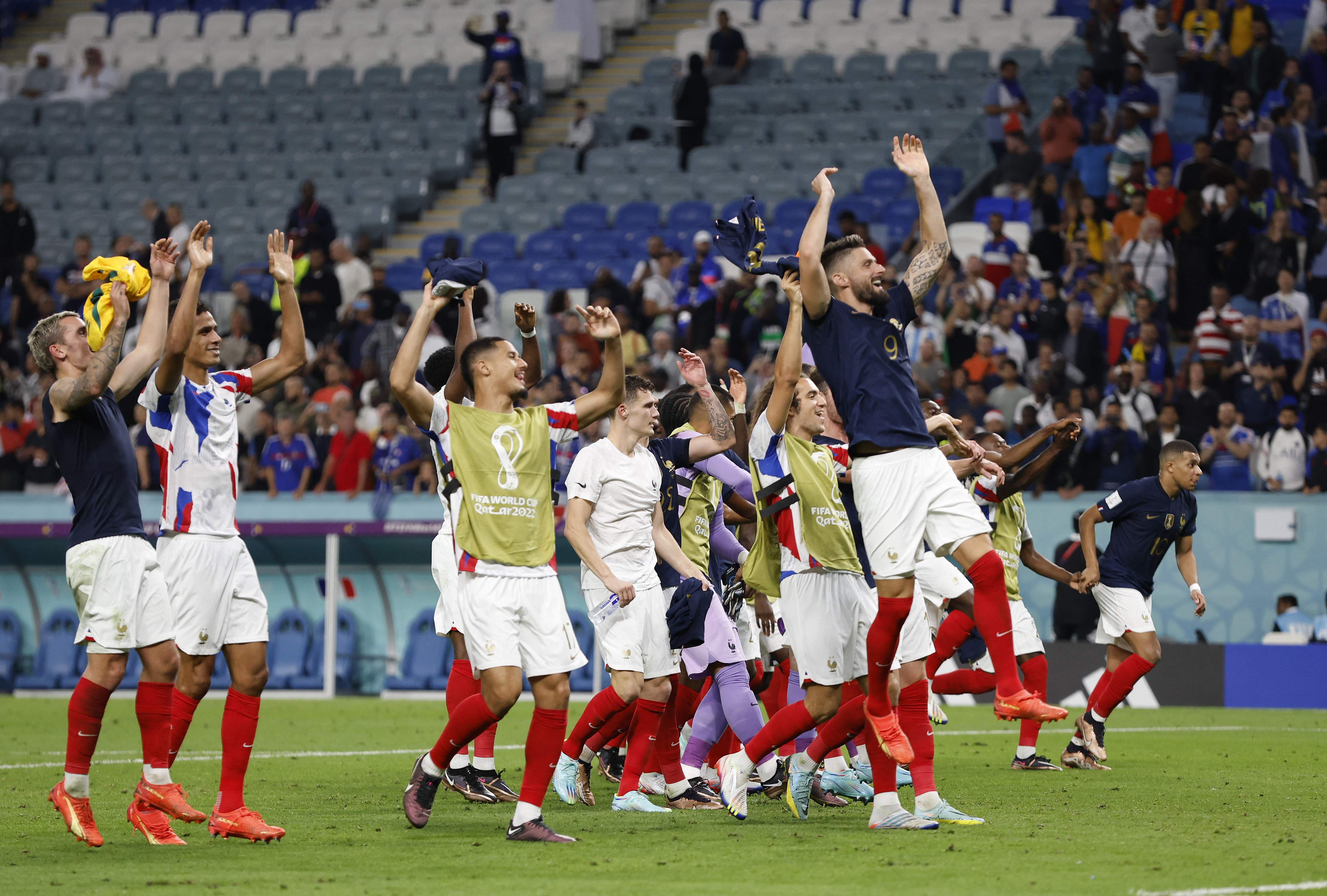Los jugadores de Francia celebran el triunfo ante Australia en el debut en Qatar 2022 (REUTERS/Issei Kato)